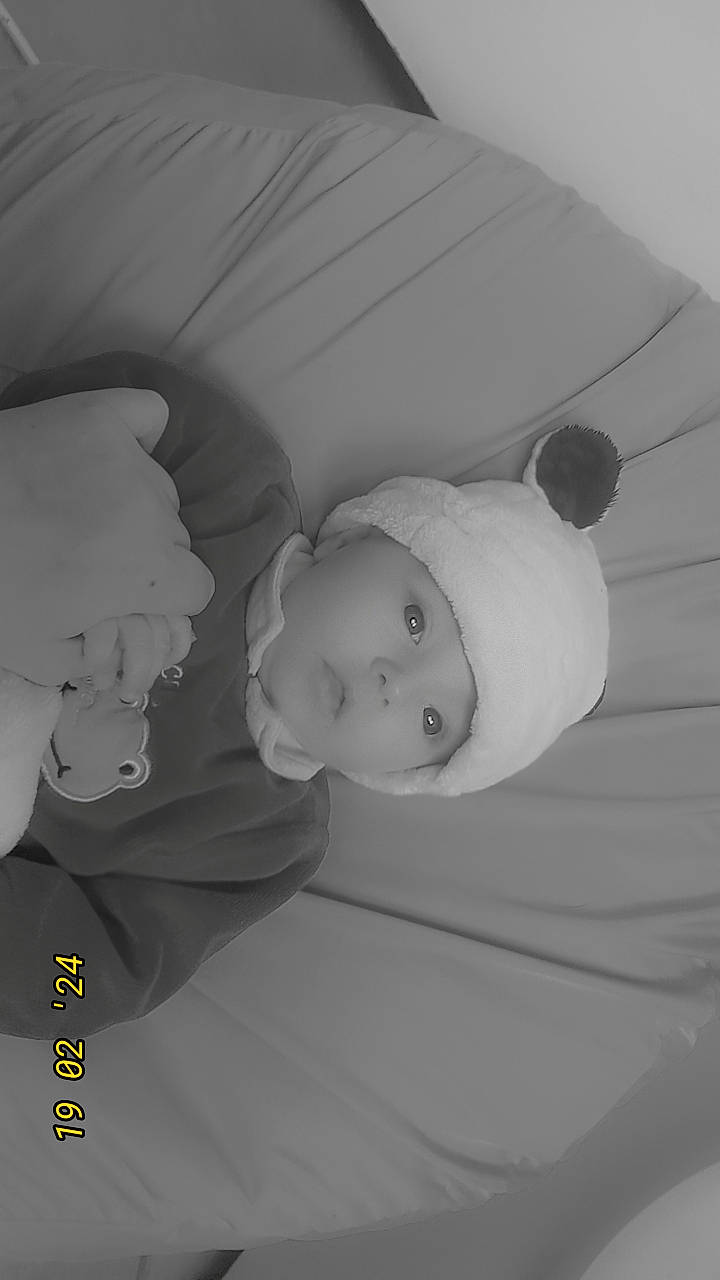 Yanael a rejoint le concours — aidez-le/la à gagner de superbes lots ! baby, baby_products, bedding, ceiling, child, comfort, flash_photography, flooring, fun, happy, headgear, headwear, infant_bed, linens, monochrome, monochrome_photography, mouth, person, room, smile