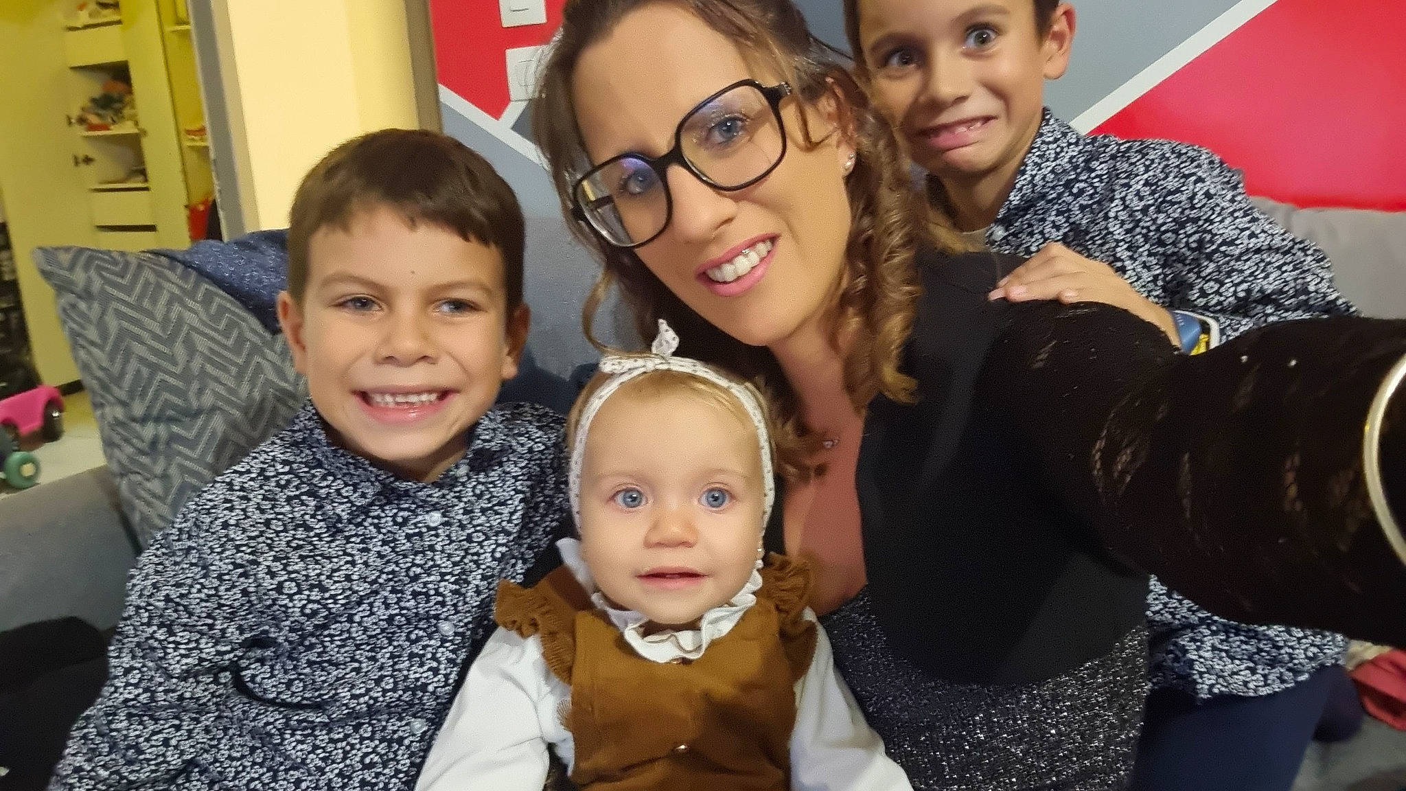 Louna a rejoint le concours — aidez-le/la à gagner de superbes lots ! cheek, child, eye, eyewear, face, facial_expression, fun, glasses, happy, head, headwear, human, iris, joy, organ, people, person, picture_frame, skin, sleeve