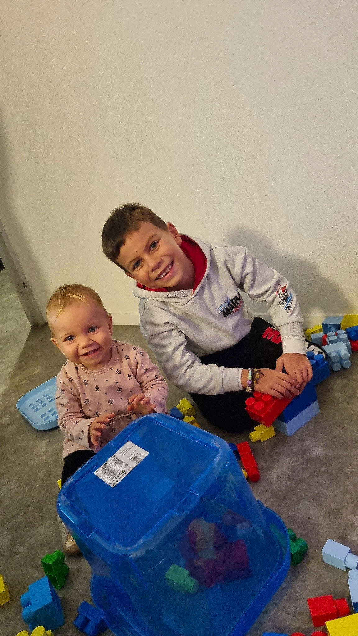 Louna a rejoint le concours — aidez-le/la à gagner de superbes lots ! baby, baby_toddler_clothing, child, event, flooring, fun, happy, joy, laugh, leisure, person, plastic, plastic_bag, play, room, sitting, smile, t_shirt, toddler, toy