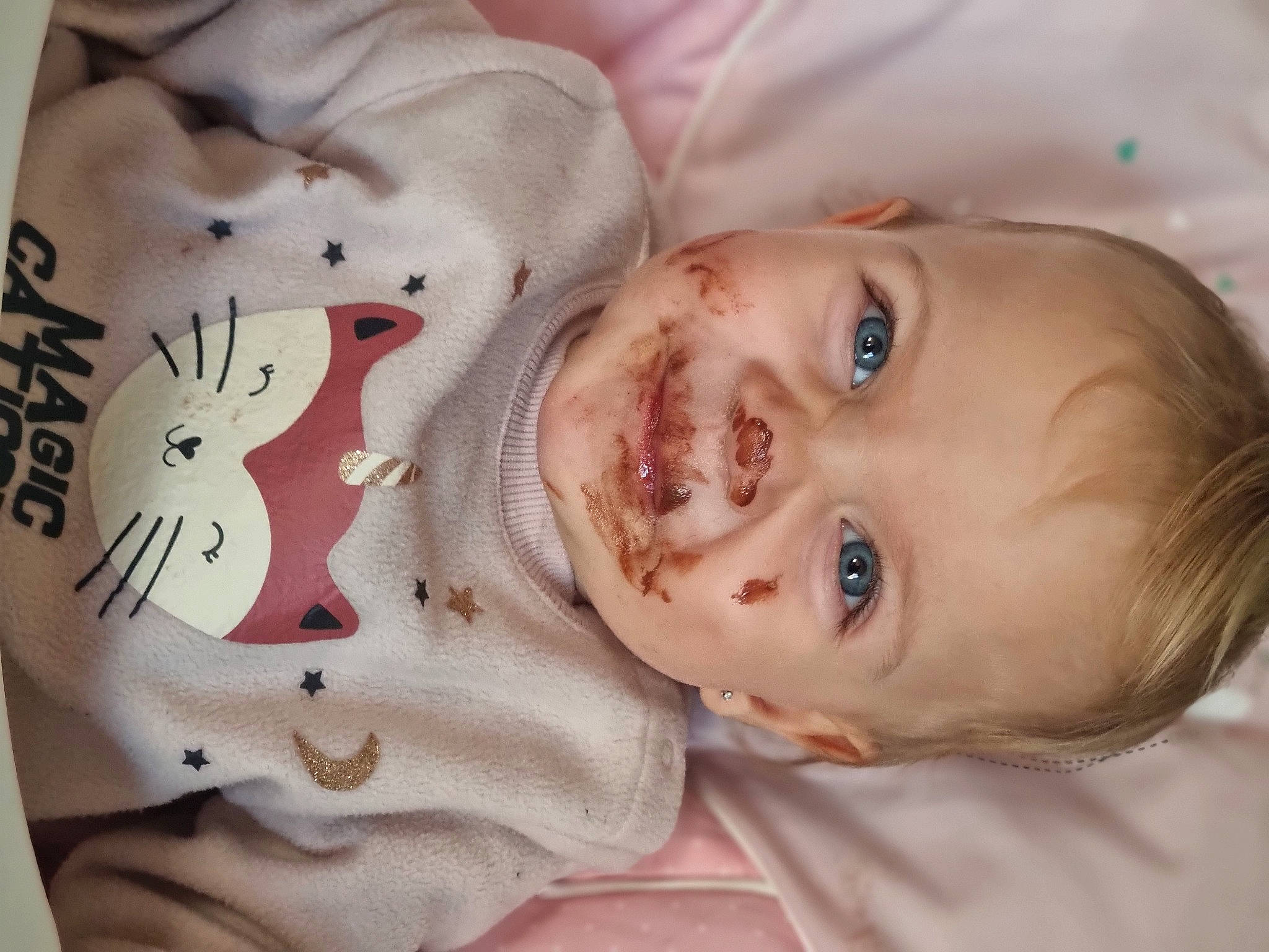 Louna participe au concours pour gagner de l'argent avec cette photo : baby, baby_toddler_clothing, cheek, child, chin, eyebrow, eyelash, face, facial_expression, finger, happy, iris, lip, mammal, mouth, nose, person, skin, sleeve, smile
