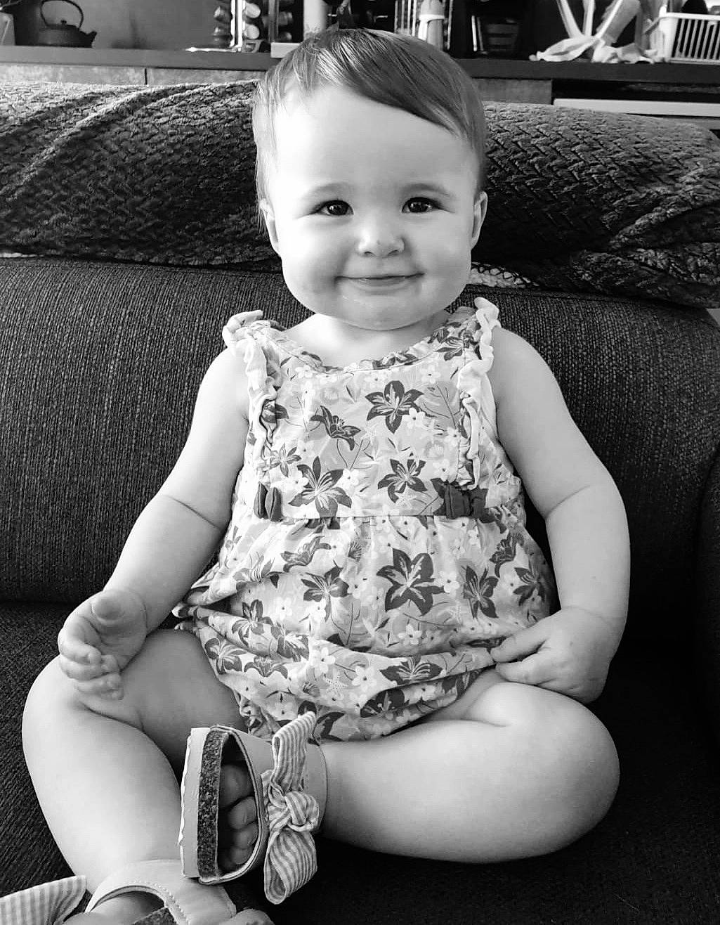 Laïa participe au concours pour gagner de l'argent avec cette photo : arm, baby_toddler_clothing, black, black_and_white, cheek, comfort, couch, facial_expression, finger, flash_photography, hairstyle, joy, leg, person, photograph, skin, sleeve, smile, standing, style