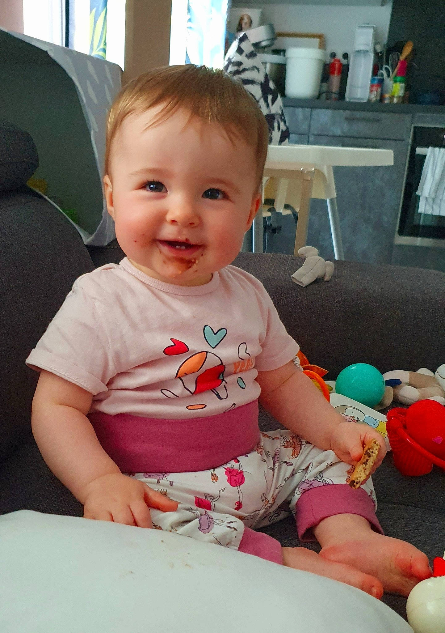 Laïa a rejoint le concours — aidez-le/la à gagner de superbes lots ! arm, baby, baby_toddler_clothing, cheek, eye, facial_expression, finger, fun, happy, head, human_body, iris, joy, lap, person, product, skin, sleeve, smile, t_shirt