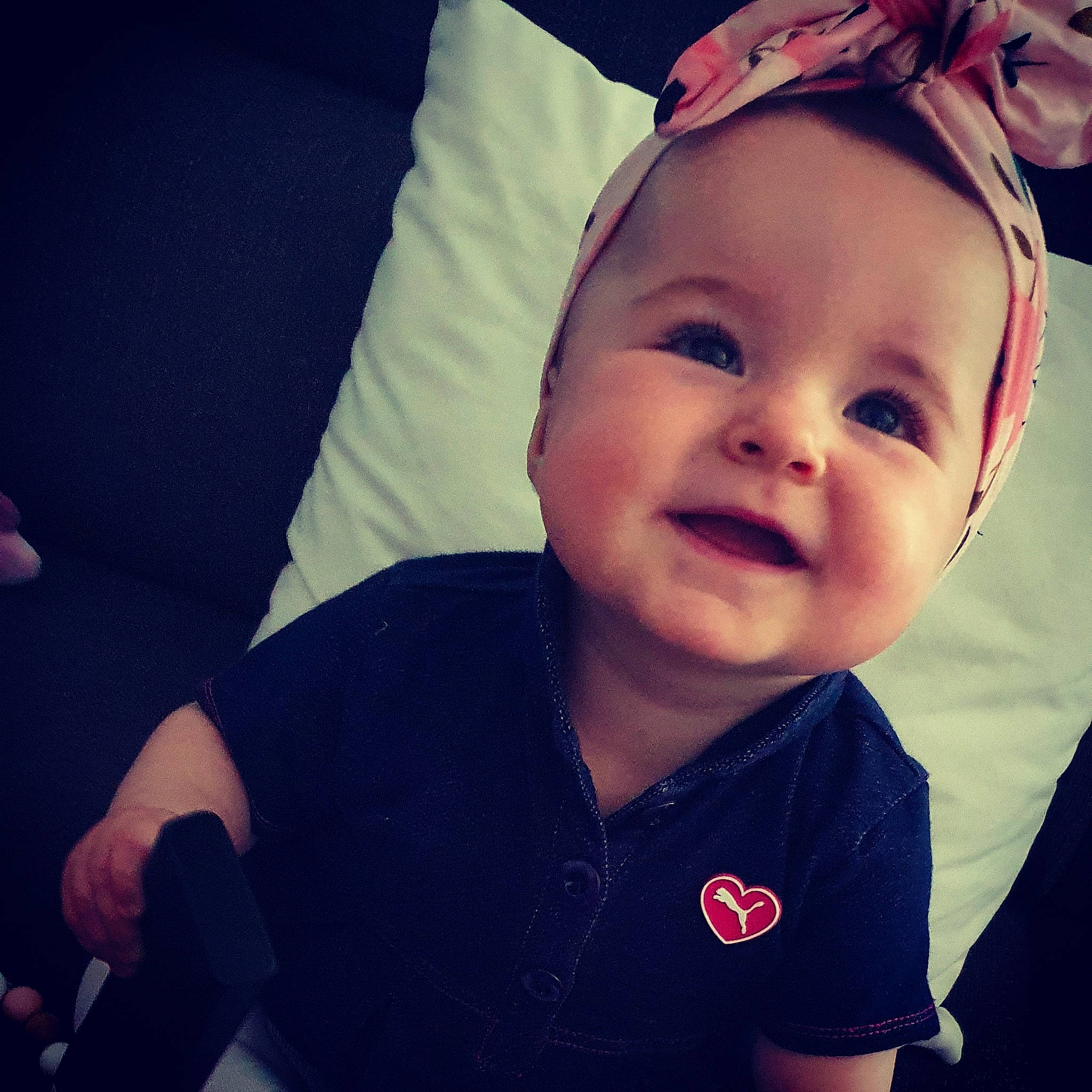 Laïa participe au concours pour gagner de l'argent avec cette photo : baby, baby_toddler_clothing, chin, cloud, cool, ear, eyebrow, eyelash, finger, forehead, happy, iris, lip, mouth, neck, nose, person, skin, sleeve, smile