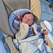 Néven a rejoint le concours — aidez-le/la à gagner de superbes lots ! baby, baby_seat, blanket, child, clothing, comfort, cushion, face, fur_vest, indoor, infant, nap, newborn, pacifier, peaceful, portrait, resting, sleeping, soft_texture, striped_shirt