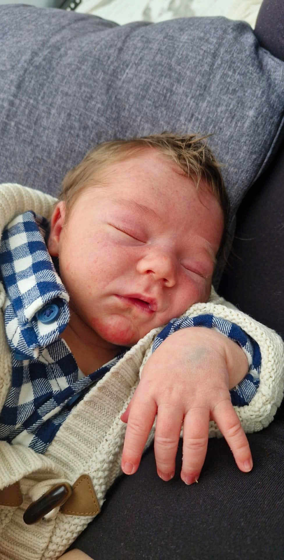 Néven a rejoint le concours — aidez-le/la à gagner de superbes lots ! baby, blue_checkered_shirt, casual_clothing, child, close_up, cozy, cushion, face, hand, indoors, infant, knitted_sweater, newborn, peaceful, portrait, relaxation, resting, skin, sleeping, soft