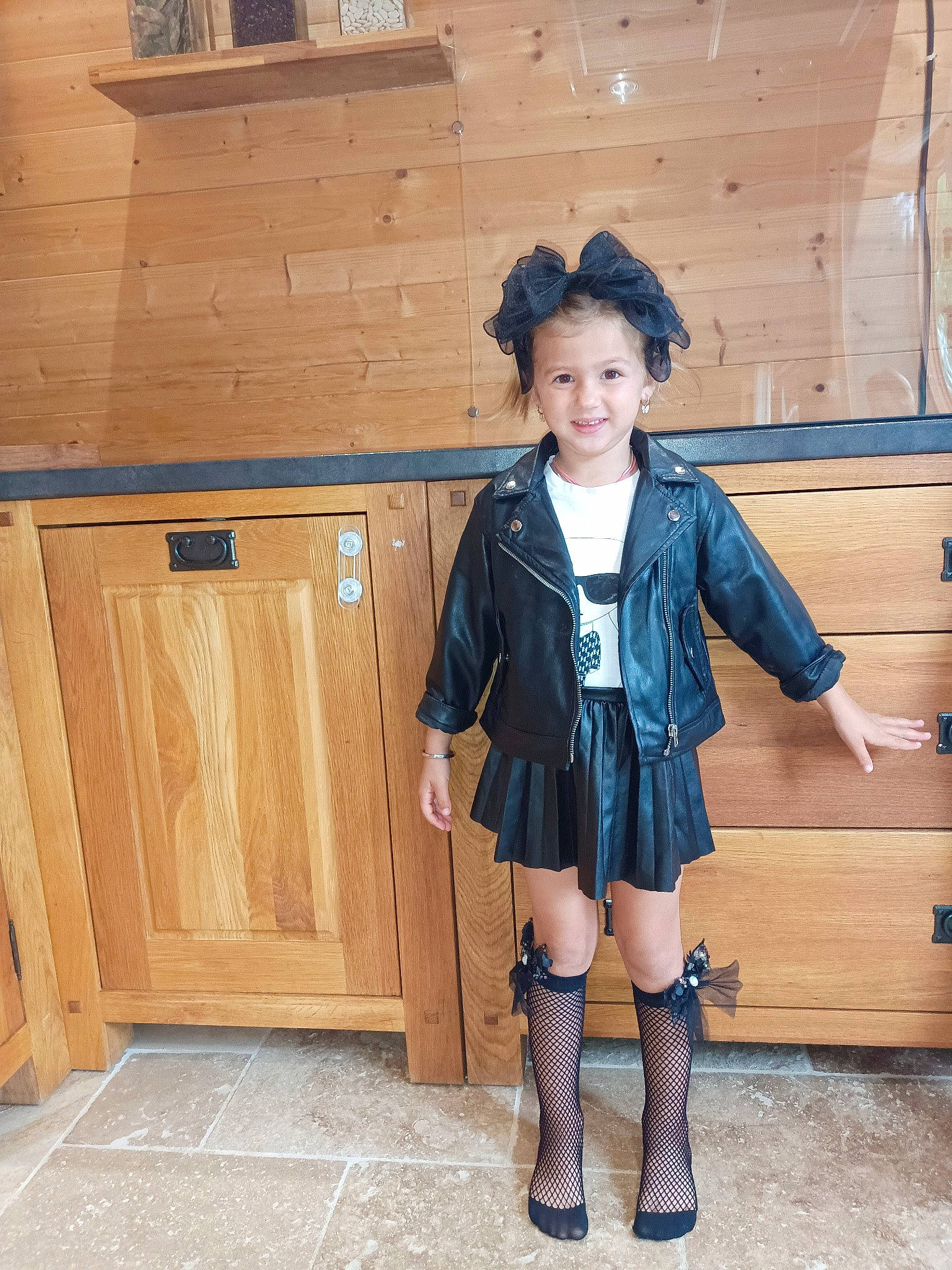 Shirel participe au concours pour gagner de l'argent avec cette photo : boot, cabinetry, electric_blue, fashion_accessory, fashion_design, happy, hardwood, hat, human_leg, joy, knee, leg, outerwear, person, riding_boot, sleeve, smile, sun_hat, thigh, uniform