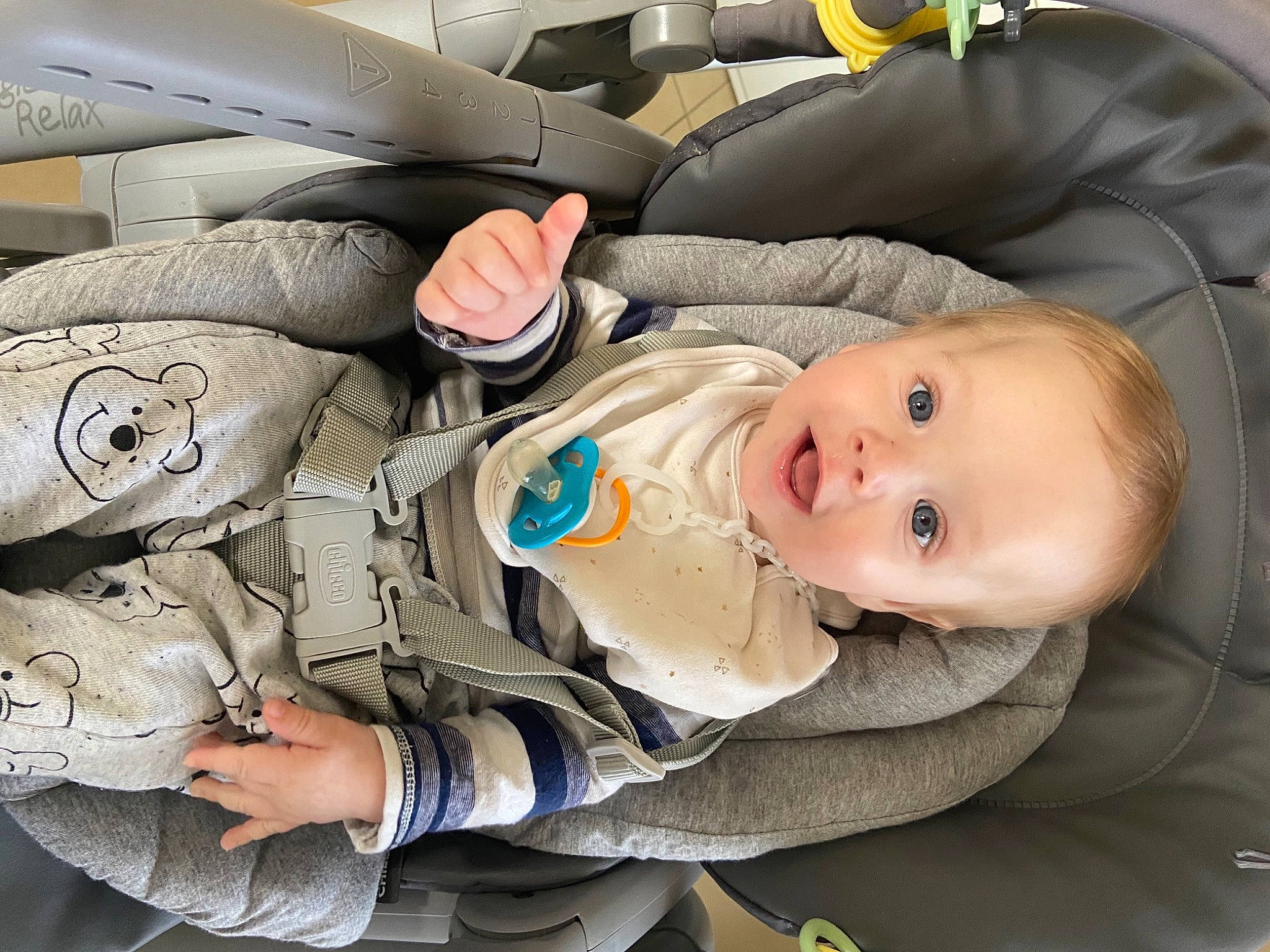 Livio participe au concours pour gagner de l'argent avec cette photo : auto_part, automotive_design, baby, baby_carriage, baby_in_car_seat, baby_products, baby_safety, baby_toddler_clothing, car_seat, car_seat_cover, child, comfort, gesture, luxury_vehicle, motor_vehicle, people, person, product, sitting, toddler