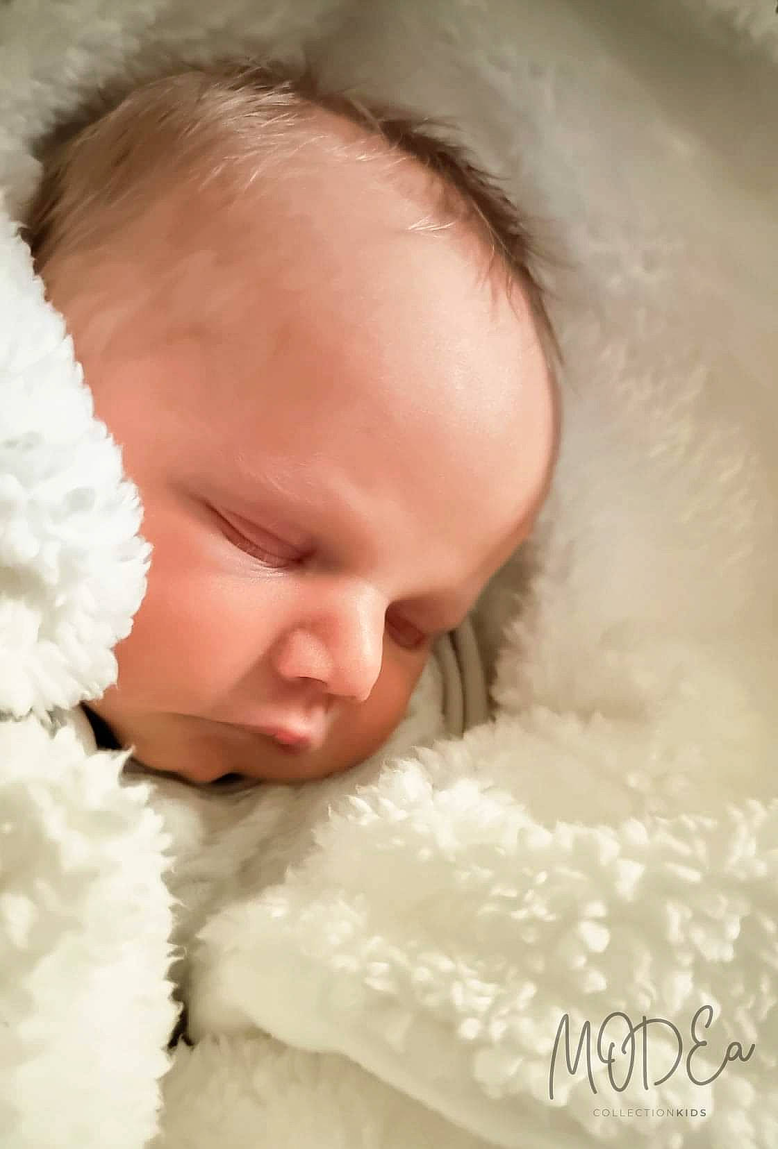 Livio participe au concours pour gagner de l'argent avec cette photo : baby, baby_sleeping, baby_toddler_clothing, cheek, child, chin, comfort, eyebrow, face, flash_photography, gesture, happy, head, iris, linens, lip, mouth, nose, person, skin