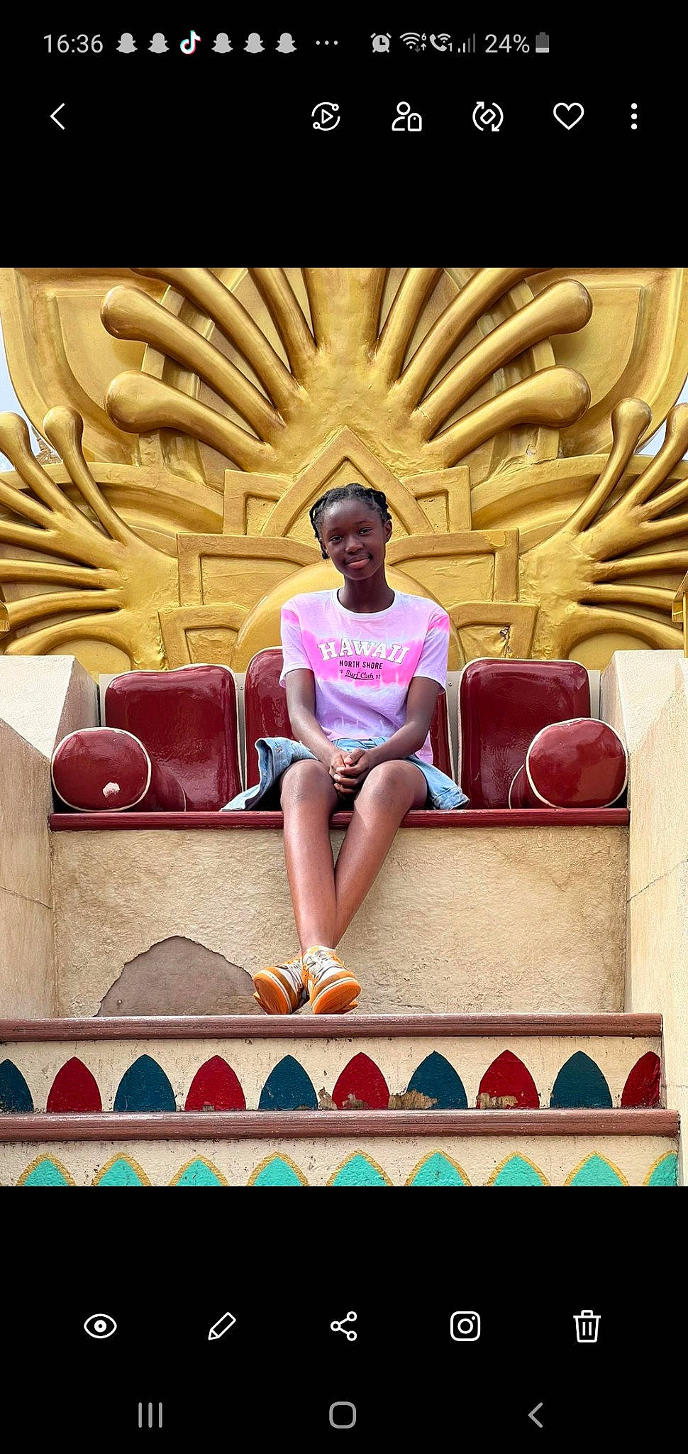 Chloé a rejoint le concours — aidez-le/la à gagner de superbes lots ! art, cool, eyewear, facial_expression, fashion, font, fun, graphic_design, graphics, happy, joy, leisure, logo, magenta, person, recreation, shorts, sitting, smile, t_shirt