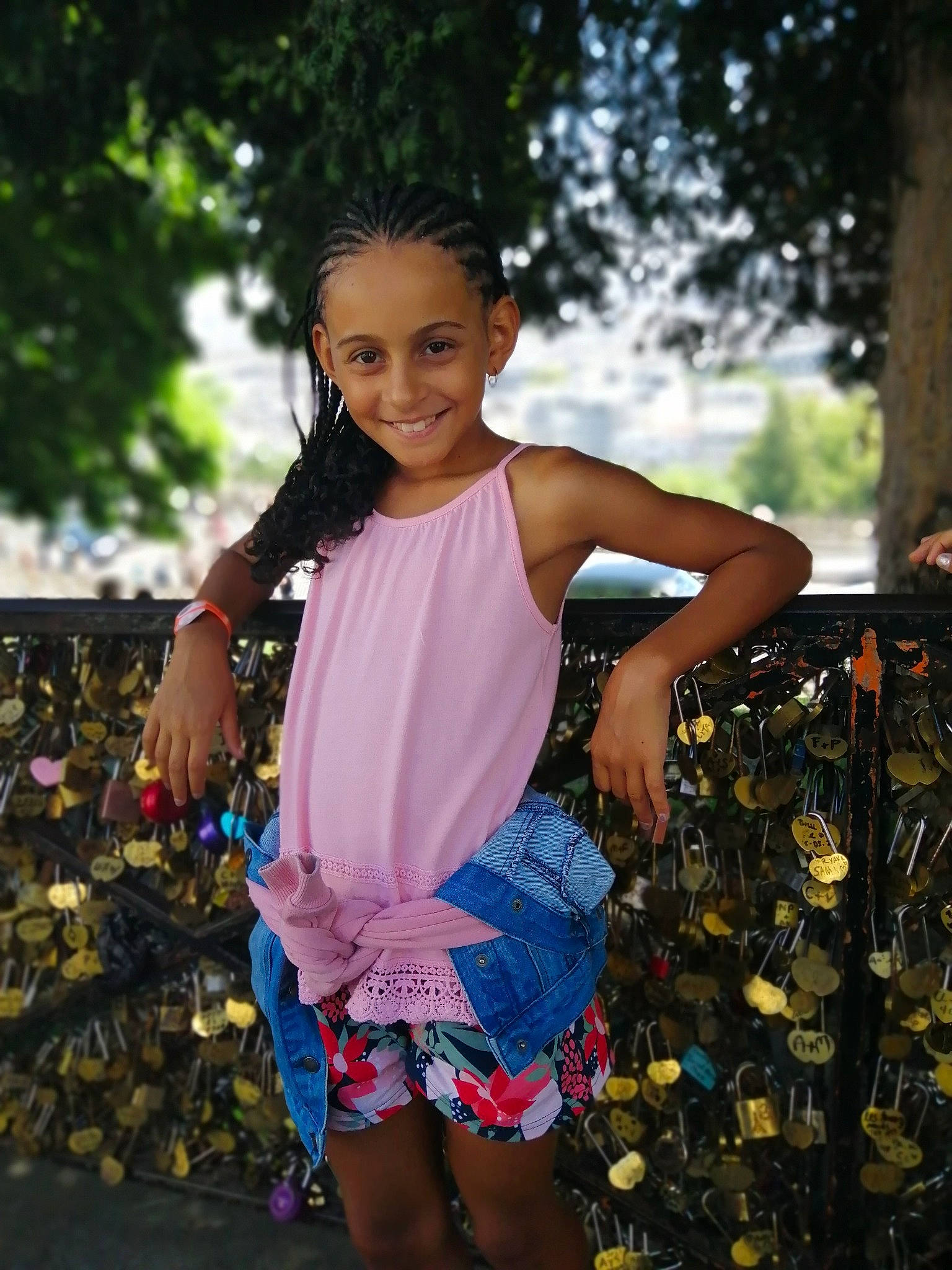 Océane a rejoint le concours — aidez-le/la à gagner de superbes lots ! beauty, child, electric_blue, fun, grass, happy, headwear, joy, leisure, long_hair, magenta, people_in_nature, person, plant, recreation, shoulder, sitting, smile, thigh, toddler