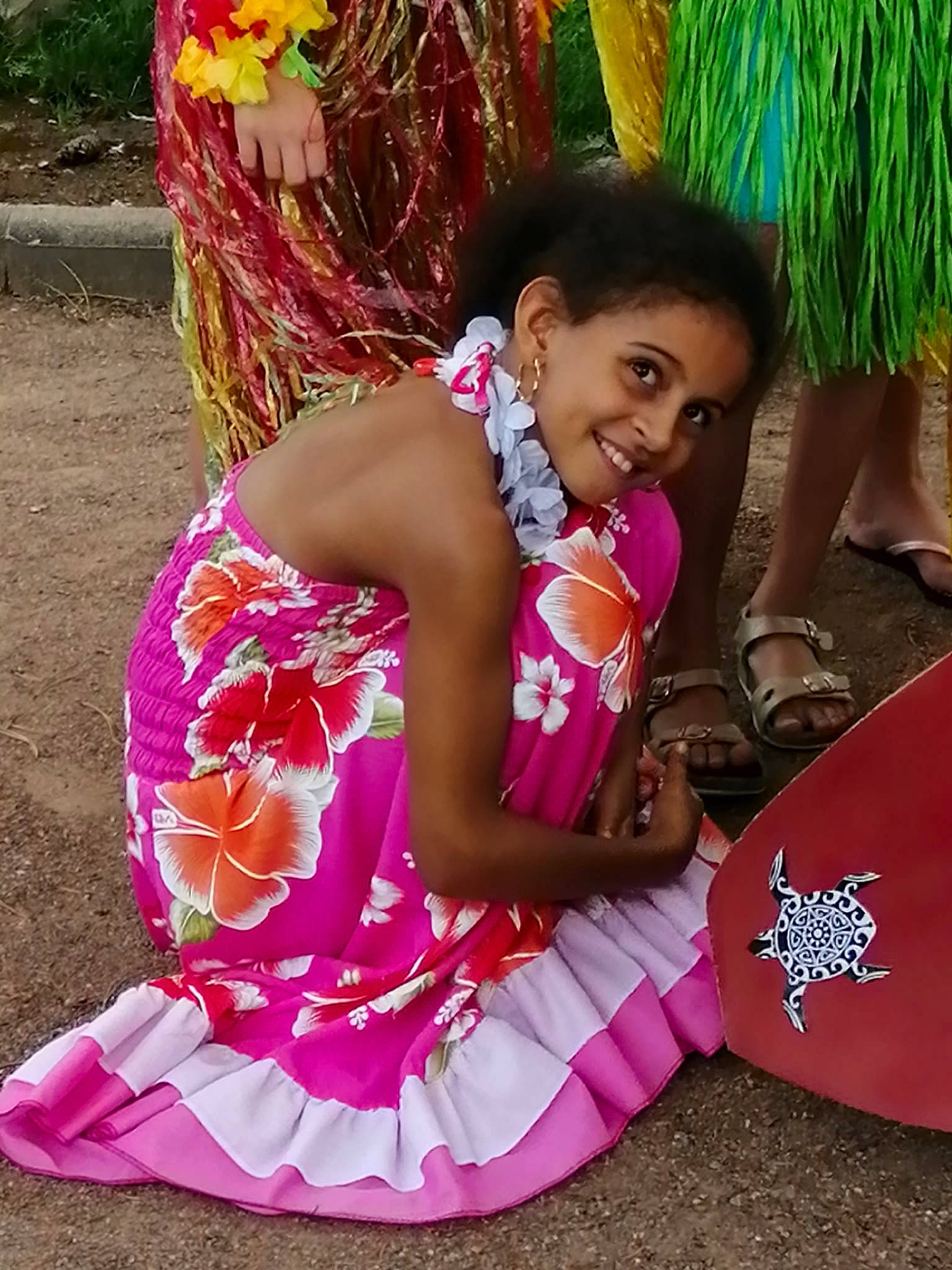 Océane participe au concours pour gagner de l'argent avec cette photo : abdomen, black_hair, dancer, earrings, entertainment, event, face, fashion_accessory, fun, grass, happy, jewellery, joy, leisure, magenta, necklace, person, pink, sandal, smile