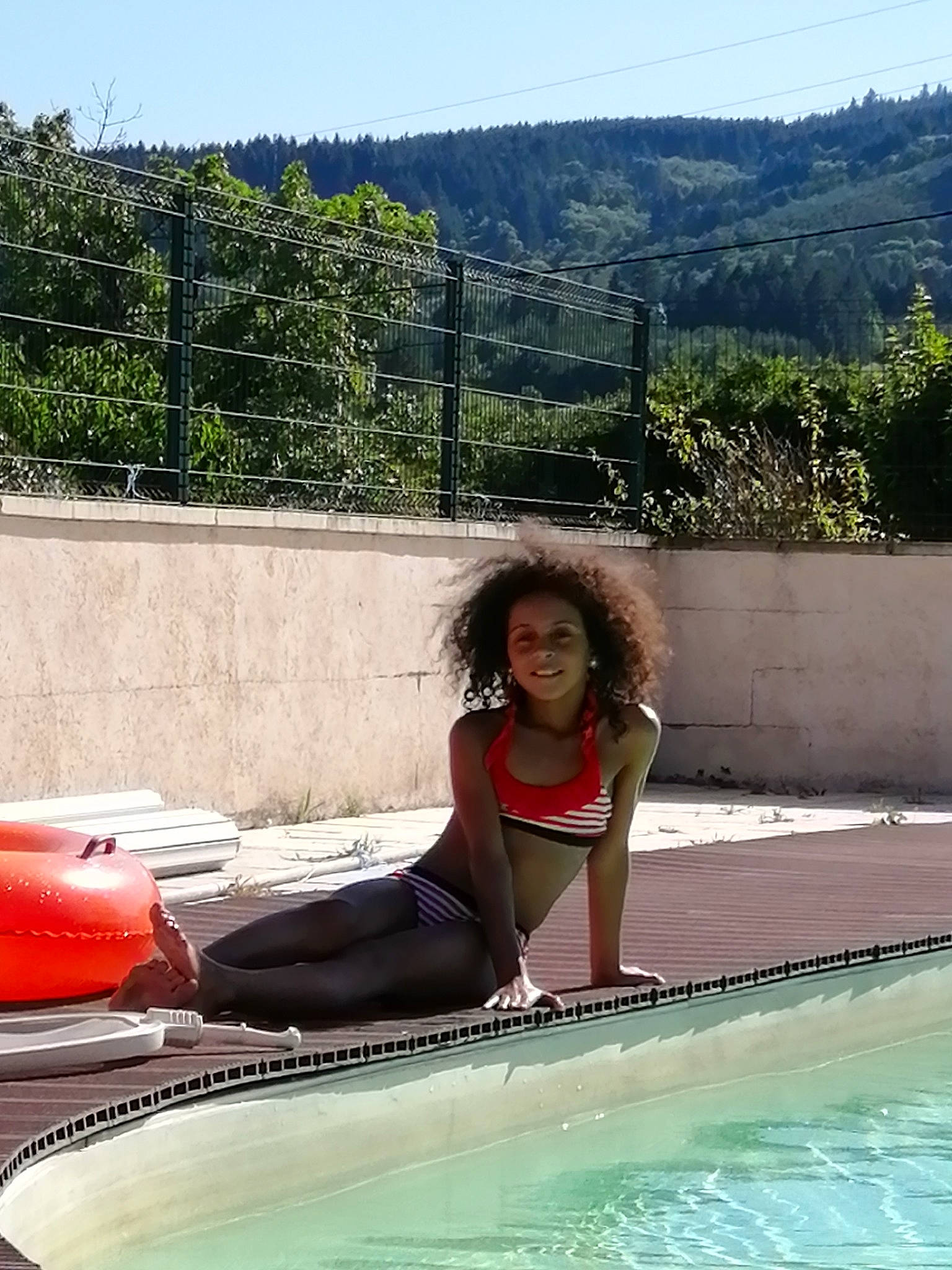 Océane a rejoint le concours — aidez-le/la à gagner de superbes lots ! barefoot, boats_and_boating_equipment_and_supplies, fun, hair, human_leg, joy, leisure, outdoor_furniture, person, plant, recreation, sitting, sky, smile, summer, swimming_pool, swimwear, thigh, tree, vacation