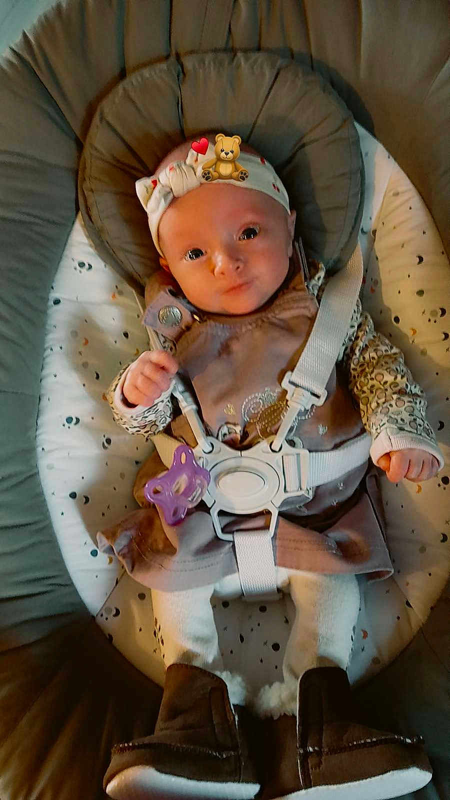 Hanaya participe au concours pour gagner de l'argent avec cette photo : baby, infant, child, headband, pacifier, boots, baby_seat, straps, clothing, cute, adorable, cozy, indoor, smiling, face, person, toddler, soft_lighting, plush, warm_colors
