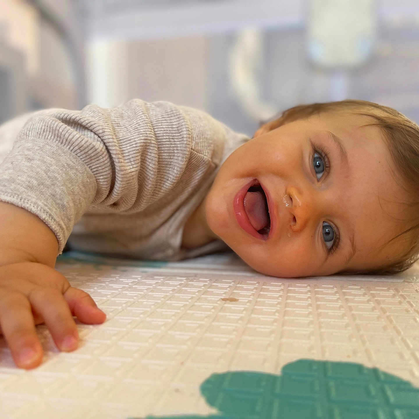 Sacha a rejoint le concours — aidez-le/la à gagner de superbes lots ! baby, blue_eyes, child, close_up, clothing, crawling, cute, expression, face, hand, happy, indoor, infant, person, play_mat, skin, smiling, toddler, tongue, young_child