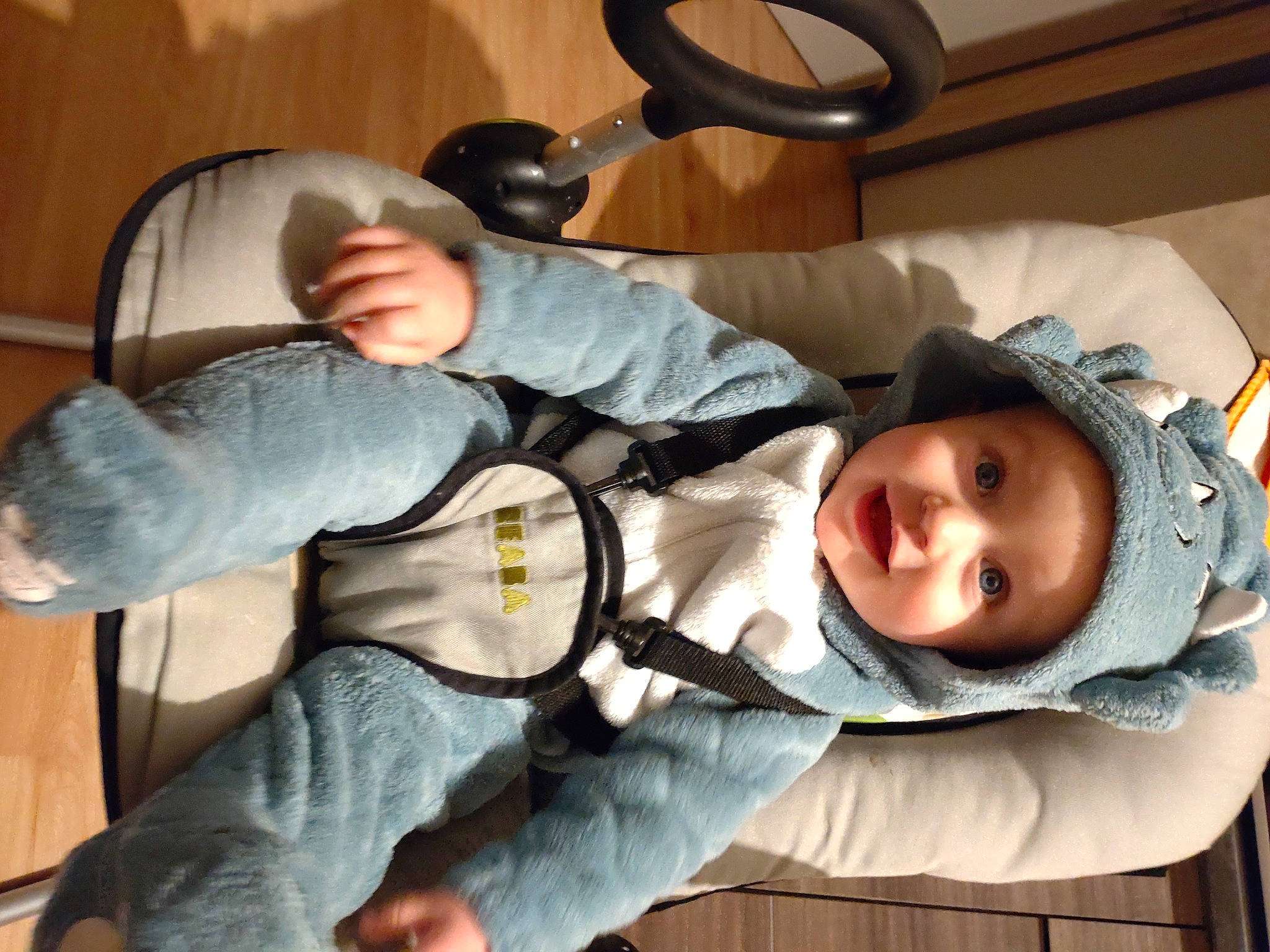 Hugo participe au concours pour gagner de l'argent avec cette photo : audio_equipment, baby, baby_carriage, baby_products, baby_safety, baby_sleeping, baby_toddler_clothing, cheek, child, comfort, headwear, lap, person, room, sitting, sleep, toddler, wood