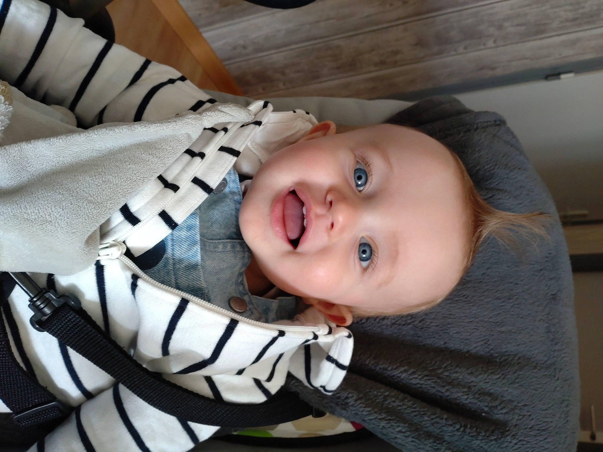 Hugo a rejoint le concours — aidez-le/la à gagner de superbes lots ! baby, baby_products, baby_safety, baby_toddler_clothing, cheek, child, chin, comfort, eye, eyebrow, eyelash, head, headgear, iris, lip, person, product, sleeve, smile, toddler