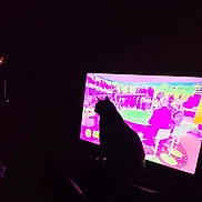 Zizou participe au concours pour gagner de l'argent avec cette photo : animal, broadcast, cat, colorful, contrast, dark_room, electronics, entertainment, feline, furniture, home, indoor, living_room, night, people_on_tv, screen, seated, shadow, silhouette, television