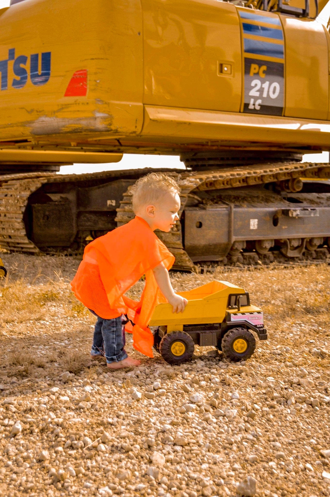 Lakota is registered to the contest to win money with this photo: aircraft, asphalt, blue_collar_worker, construction_equipment, engineering, grass, high_visibility_clothing, job, machine, motor_vehicle, person, plant, public_utility, road_surface, rolling, soil, tire, vehicle, wheel, workwear
