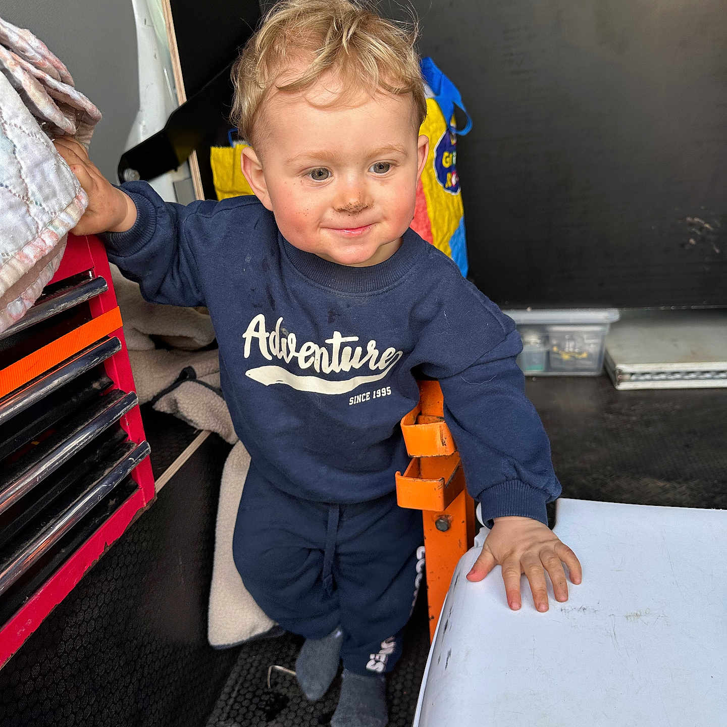 Méo participe au concours pour gagner de l'argent avec cette photo : baby, bodypart, box, clothing, device, face, finger, furniture, hair, hand, head, hosiery, pants, person, photography, plywood, portrait, sock, t_shirt, wood