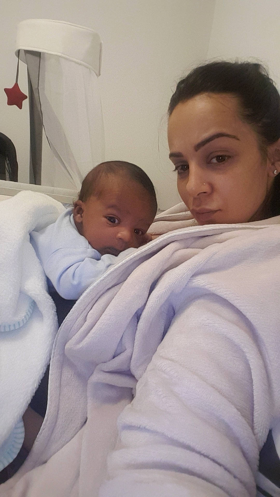 Mylhan participe au concours pour gagner de l'argent avec cette photo : abdomen, arm, beauty, bed, child, childbirth, day, ear, fun, girl, infant, mother, person, product, skin, textile, toddler, trunk, white