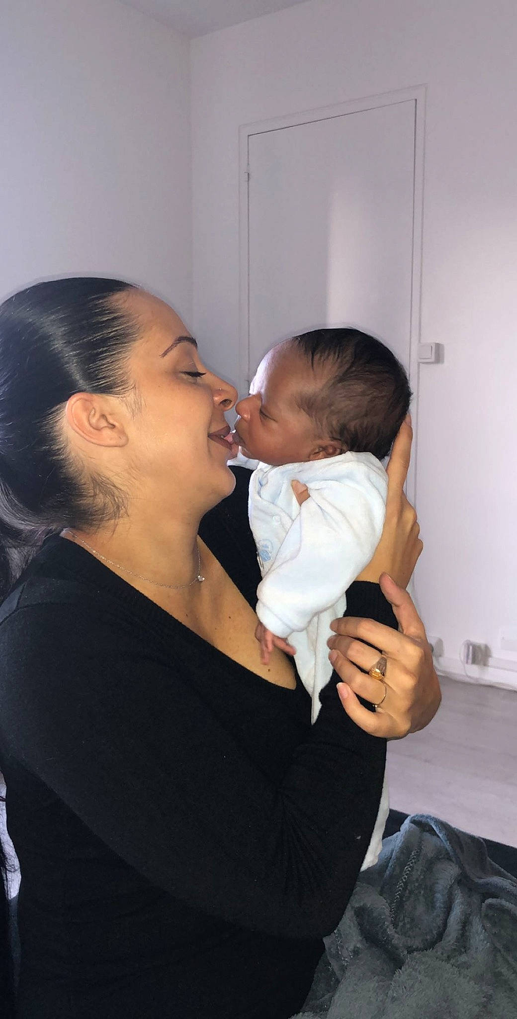 Mylhan participe au concours pour gagner de l'argent avec cette photo : child, ear, father, fun, girl, infant, interaction, joint, neck, nose, person, shoulder