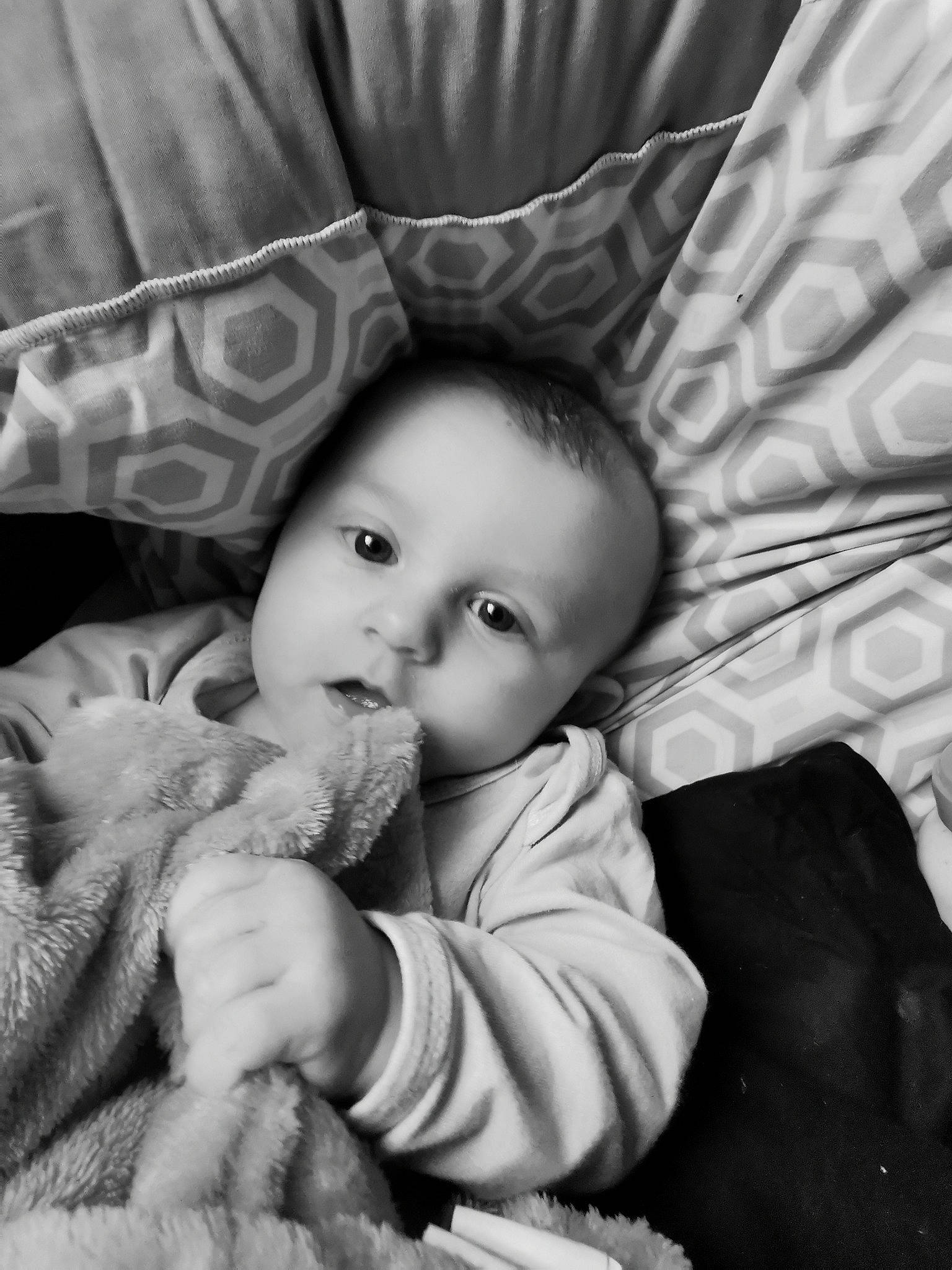 Cattalya participe au concours pour gagner de l'argent avec cette photo : baby, black_and_white, cheek, child, eye, face, monochrome, monochrome_photography, nose, person, photograph, photography, portrait, portrait_photography, skin, snapshot, stock_photography, style, toddler