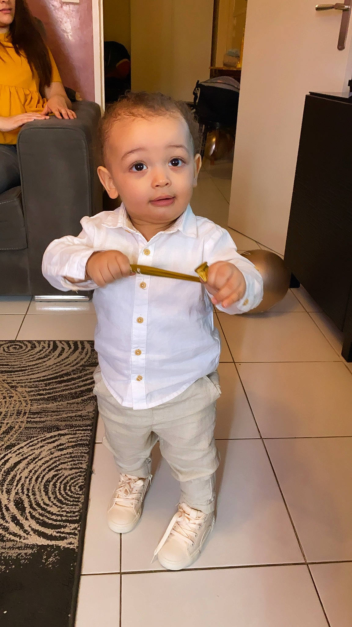 Weys participe au concours pour gagner de l'argent avec cette photo : baby, baby_toddler_clothing, chair, child, cleanliness, comfort, dress_shirt, eye, fashion_design, floor, flooring, formal_wear, gesture, happy, hardwood, person, room, sleeve, suit, thumb