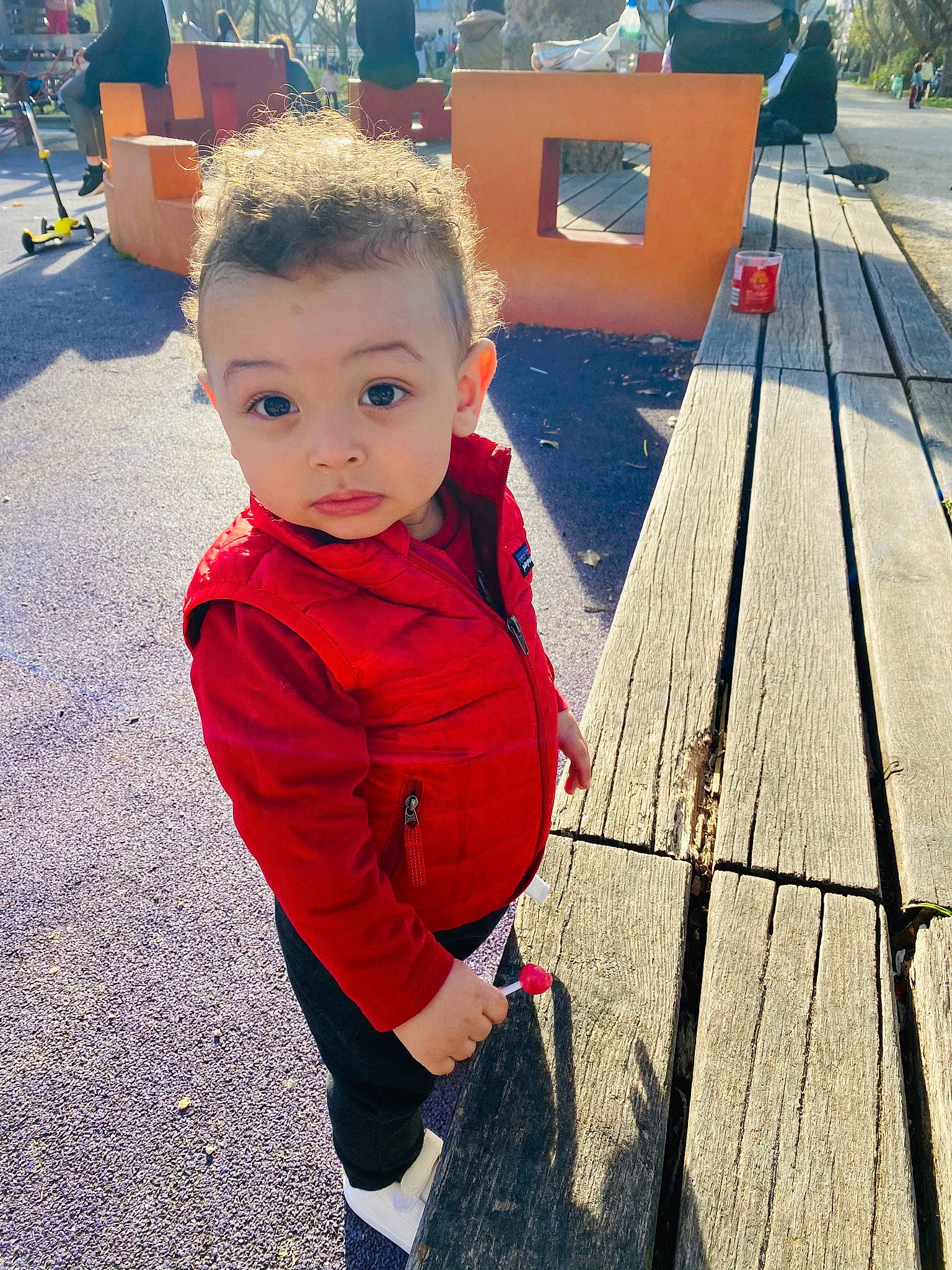 Weys a rejoint le concours — aidez-le/la à gagner de superbes lots ! asphalt, city, cool, electric_blue, floor, flooring, fun, grass, hair, happy, leisure, morning, person, recreation, road_surface, sidewalk, sleeve, snapshot, toddler, tree