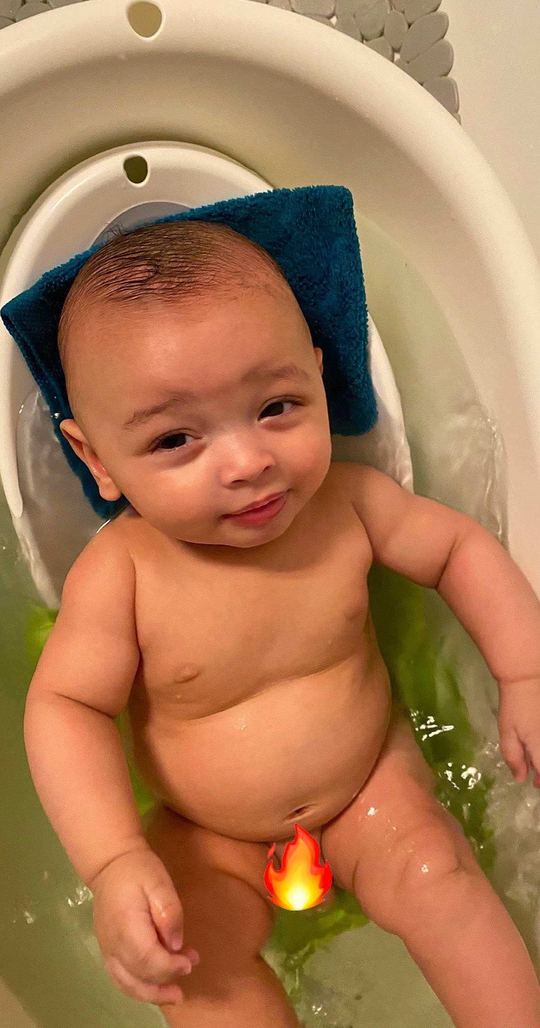 Weys participe au concours pour gagner de l'argent avec cette photo : baby, baby_bathing, baby_products, bathing, bathtub, cheek, child, eye, mouth, person, product, skin, toddler, washing