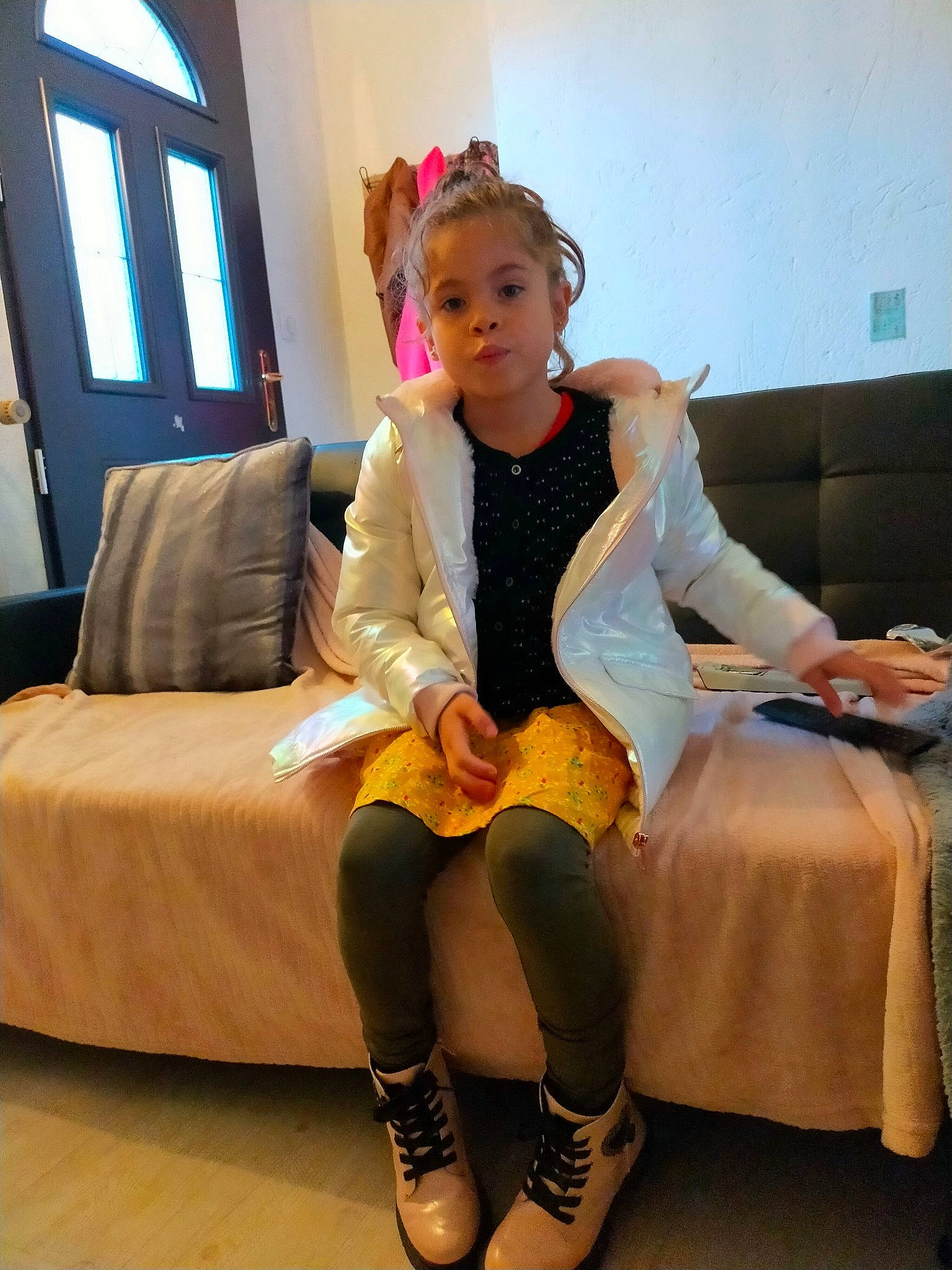 Elyna a rejoint le concours — aidez-le/la à gagner de superbes lots ! boot, comfort, event, eyewear, fashion_accessory, fashion_design, flooring, fun, fur, furniture, human_leg, jewellery, knee, leg, person, room, sitting, sock, thigh, waist