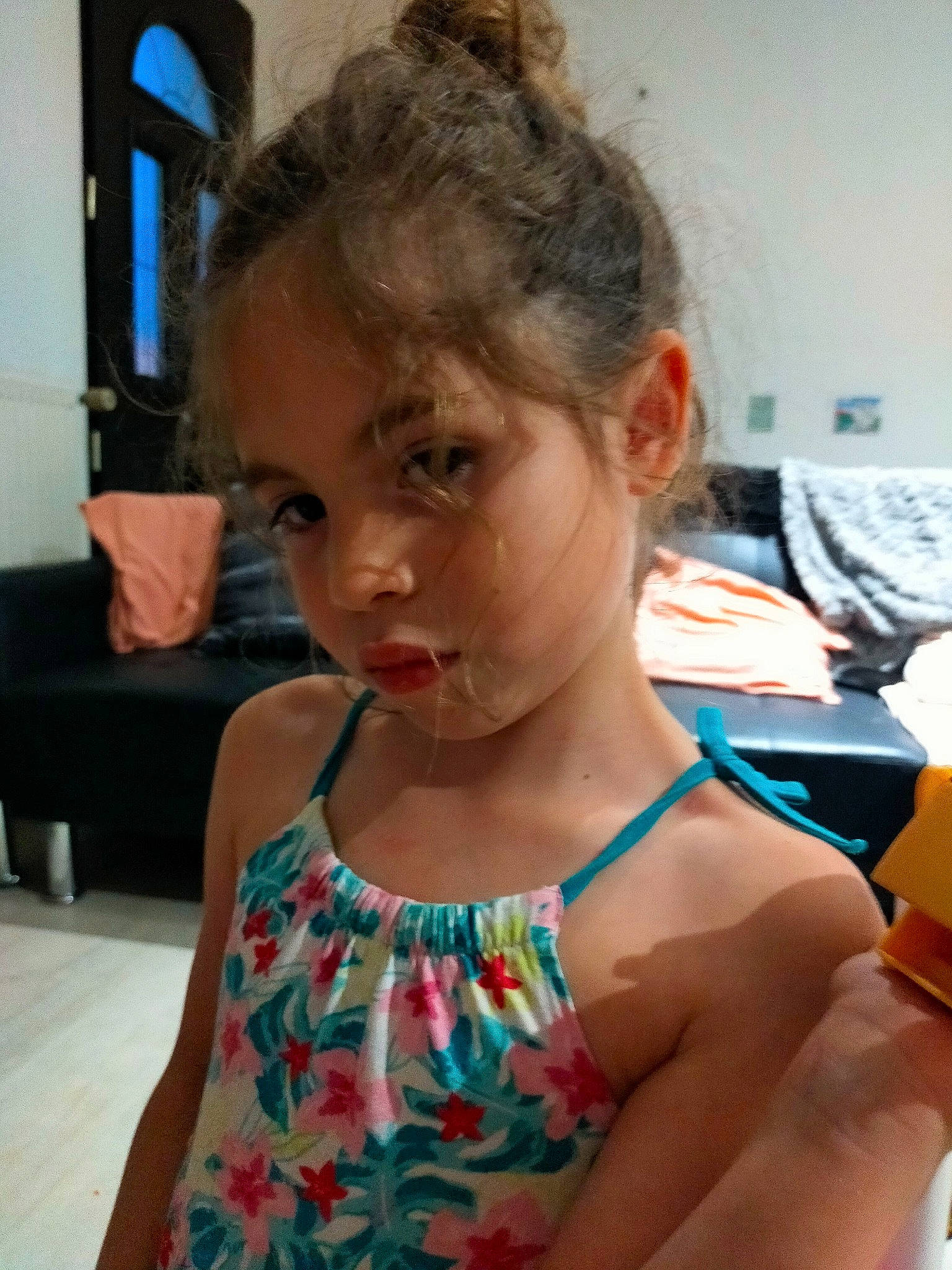 Elyna a rejoint le concours — aidez-le/la à gagner de superbes lots ! active_tank, baby_toddler_clothing, cheek, chest, child, event, flooring, fun, happy, joint, leisure, neck, party, person, room, shoulder, sitting, t_shirt, thigh, toddler