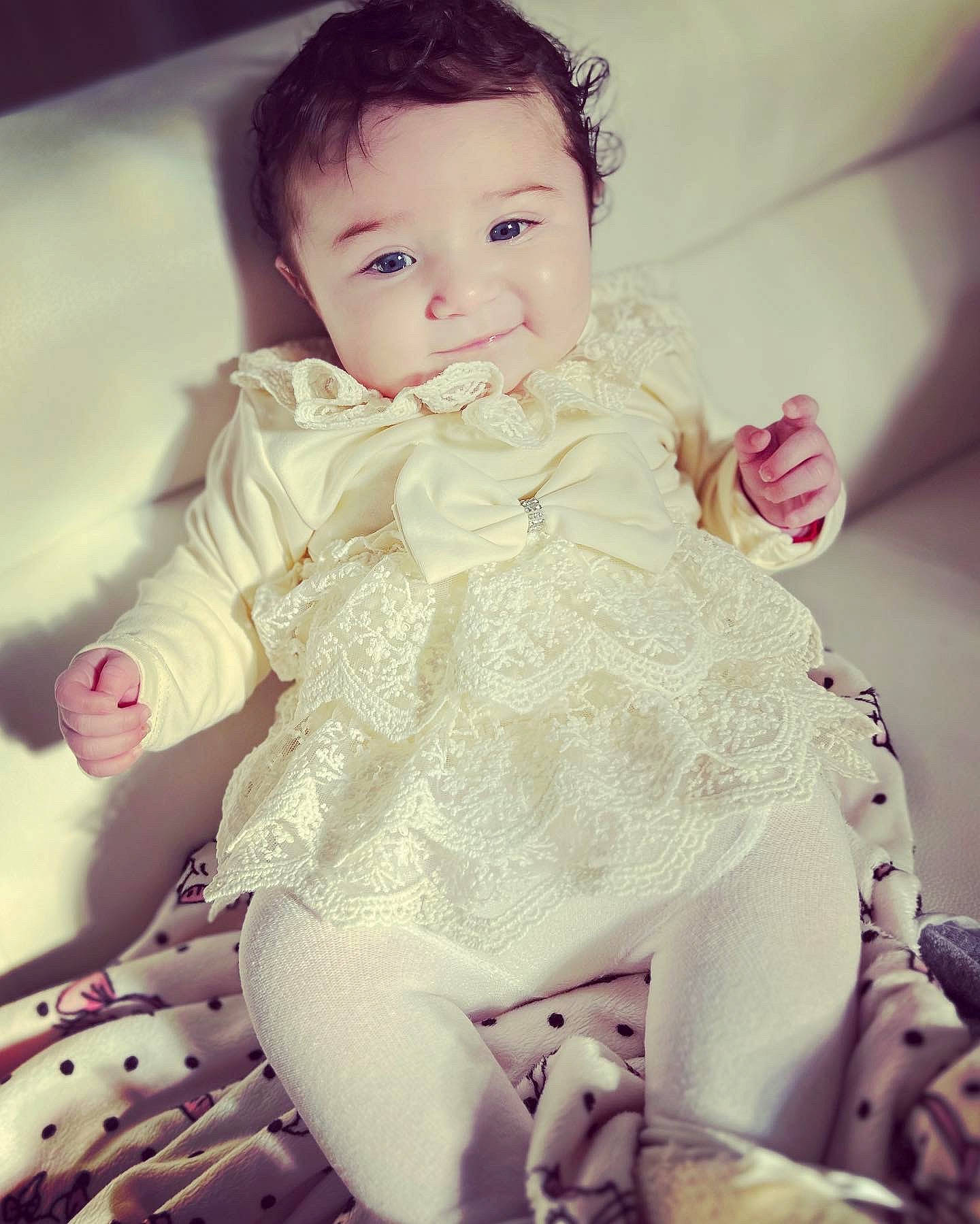 Keyli a rejoint le concours — aidez-le/la à gagner de superbes lots ! baby, baby_toddler_clothing, beauty, child, dress, eye, flash_photography, gesture, hair, happy, head, iris, lip, pattern, person, pink, sitting, skin, sleeve, textile