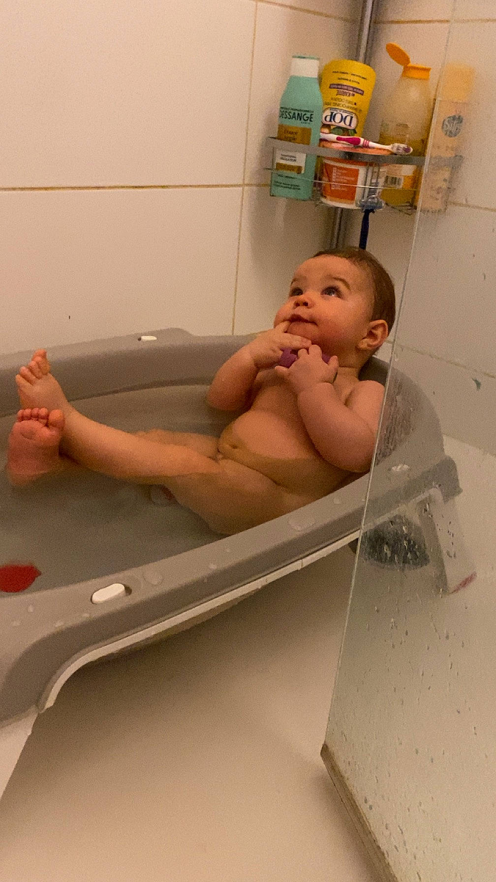Jayden a rejoint le concours — aidez-le/la à gagner de superbes lots ! baby, baby_safety, barechested, bathing, bathroom, bathtub, bathtub_spout, chest, child, comfort, elbow, foot, fun, human_leg, person, plumbing, refrigerator, room, service, thigh