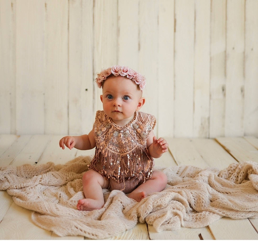 Yélèna participe au concours pour gagner de l'argent avec cette photo : baby, baby_toddler_clothing, child, dress, embellishment, fashion_accessory, fashion_design, fur, hair_accessory, happy, headband, headpiece, headwear, iris, pattern, peach, person, pink, sitting, sleeve