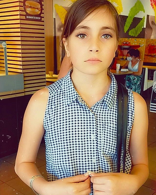 Maena participe au concours pour gagner de l'argent avec cette photo : abdomen, beauty, chest, child_model, face, forehead, hair, hairstyle, long_hair, model, neck, person, sleeveless_shirt