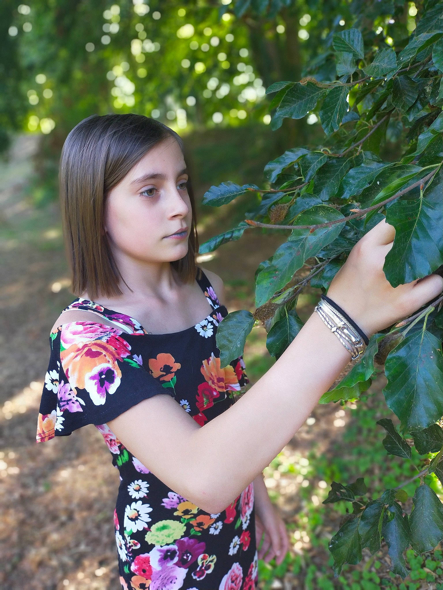 Maena a rejoint le concours — aidez-le/la à gagner de superbes lots ! beauty, botany, dress, grass, green, leaf, lip, long_hair, model, person, photo_shoot, photography, pink, plant, skin, smile, spring, summer, sunlight, textile