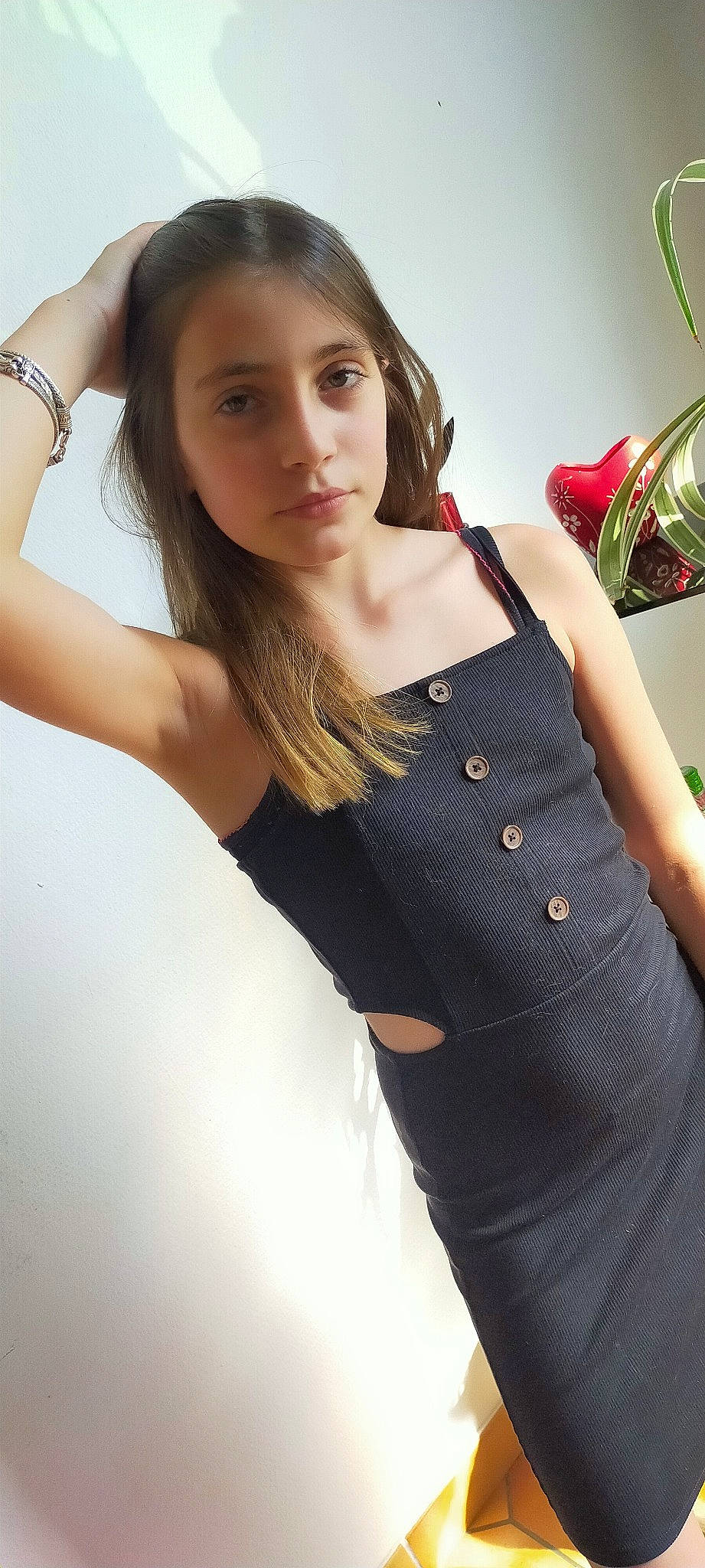 Maena participe au concours pour gagner de l'argent avec cette photo : abdomen, arm, blond, brown_hair, joint, long_hair, person, shoulder, trunk, waist