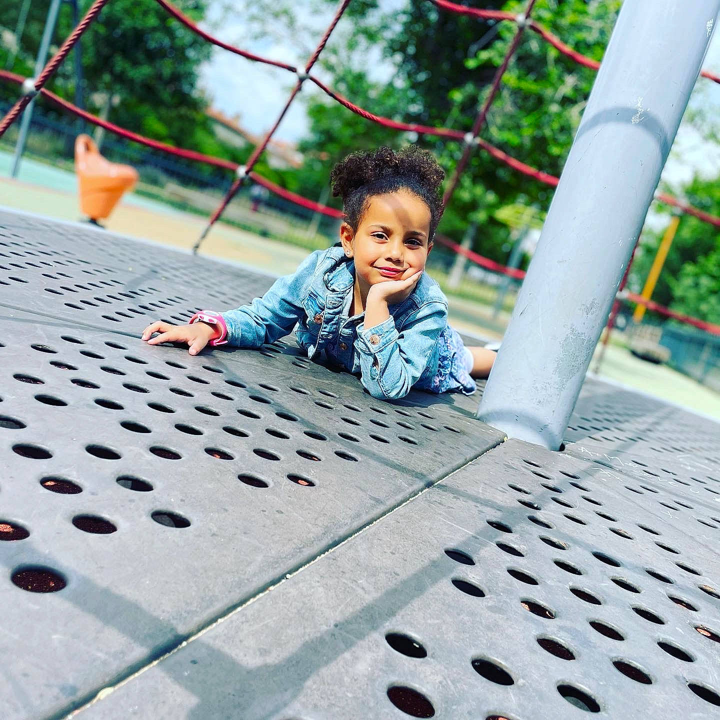 Houria a rejoint le concours — aidez-le/la à gagner de superbes lots ! child, city, flooring, fun, grass, happy, infrastructure, joy, leisure, line, people_in_nature, person, playground, public_space, recreation, road_surface, sidewalk, sky, smile, standing