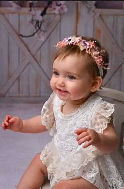 Eva a rejoint le concours — aidez-le/la à gagner de superbes lots ! baby, baby_toddler_clothing, child, dress, embellishment, event, face, hair, happy, head, headband, headpiece, iris, jewellery, joy, necklace, person, pink, skin, sleeve