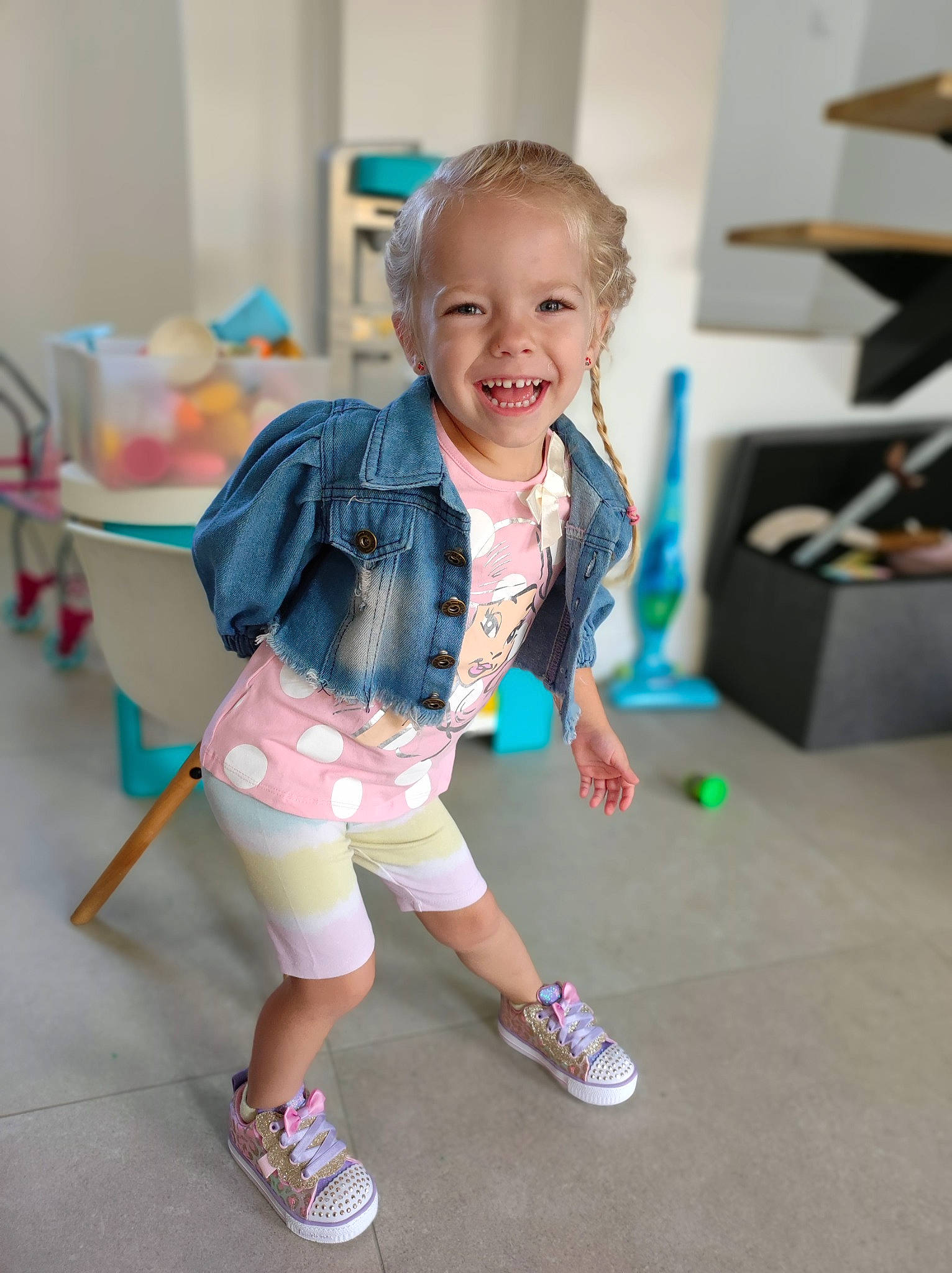 Maddie participe au concours pour gagner de l'argent avec cette photo : baby, baby_toddler_clothing, child, electric_blue, event, fashion, flooring, fun, happy, joy, leisure, magenta, person, play, room, shorts, sitting, smile, sneakers, standing