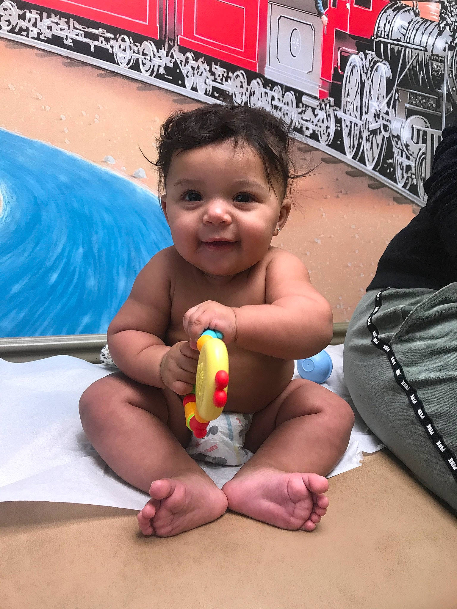 Milani is registered to the contest to win money with this photo: child, finger, joy, leg, person, play, thigh, toddler, trunk, vacation