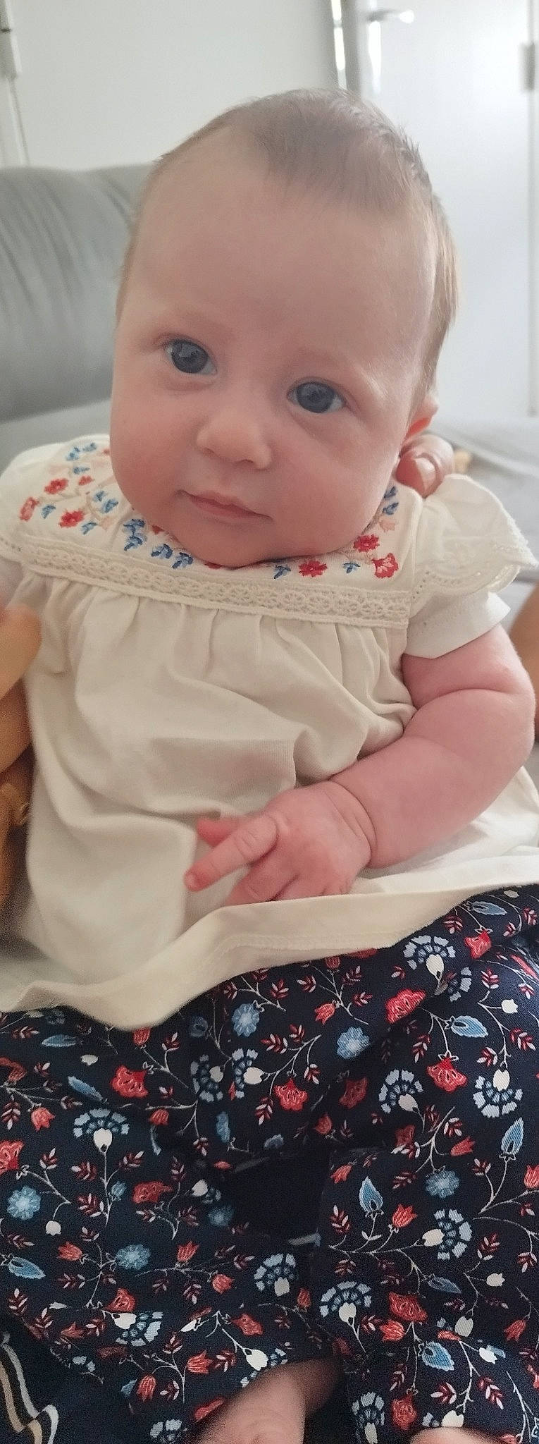 Naïa participe au concours pour gagner de l'argent avec cette photo : baby, baby_toddler_clothing, cheek, comfort, eye, eyelash, hand, happy, iris, lip, mouth, neck, nose, person, pink, red, skin, sleeve, textile, toddler