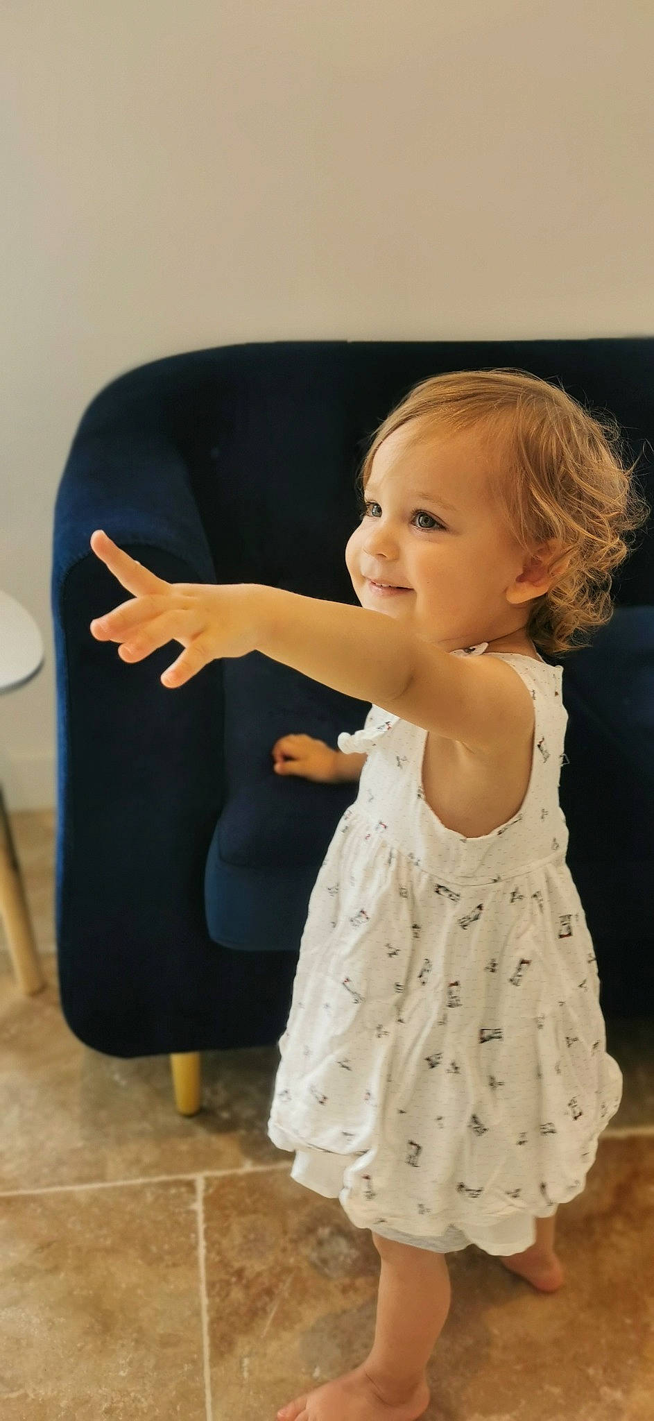Alecia a rejoint le concours — aidez-le/la à gagner de superbes lots ! baby, baby_toddler_clothing, clothing, day_dress, flooring, gesture, hairstyle, happy, iris, joint, joy, leg, neck, one_piece_garment, person, shoulder, skin, sleeve, smile, standing