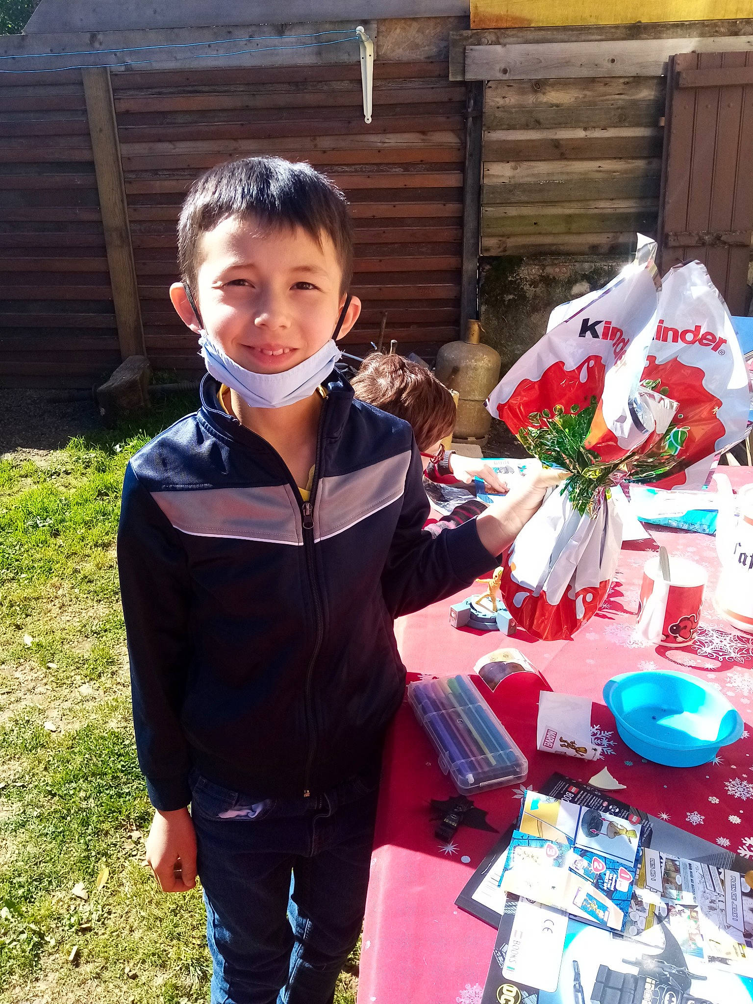 Nicolas a rejoint le concours — aidez-le/la à gagner de superbes lots ! carmine, christmas, clothing, costume, event, formal_wear, fun, gift_wrapping, grass, happy, holiday, joy, laptop, leisure, outerwear, person, recreation, smile, spring, t_shirt