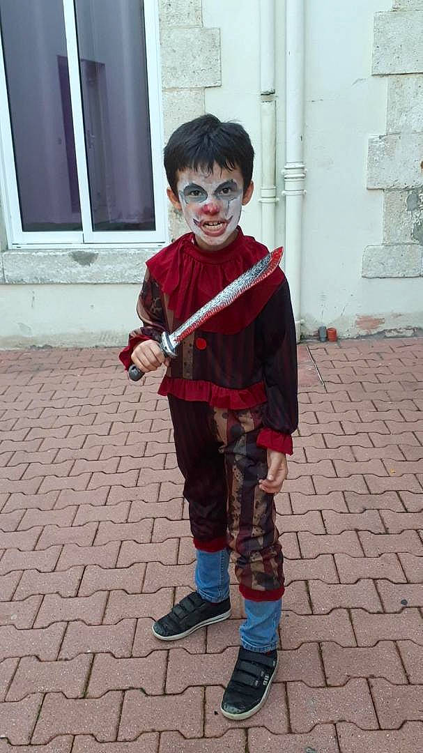 Nicolas a rejoint le concours — aidez-le/la à gagner de superbes lots ! anger, boot, child, costume, door, electric_blue, eyewear, face, fashion_design, fictional_character, flooring, head, person, personal_protective_equipment, road_surface, sidewalk, sleeve, street, street_fashion, sunglasses