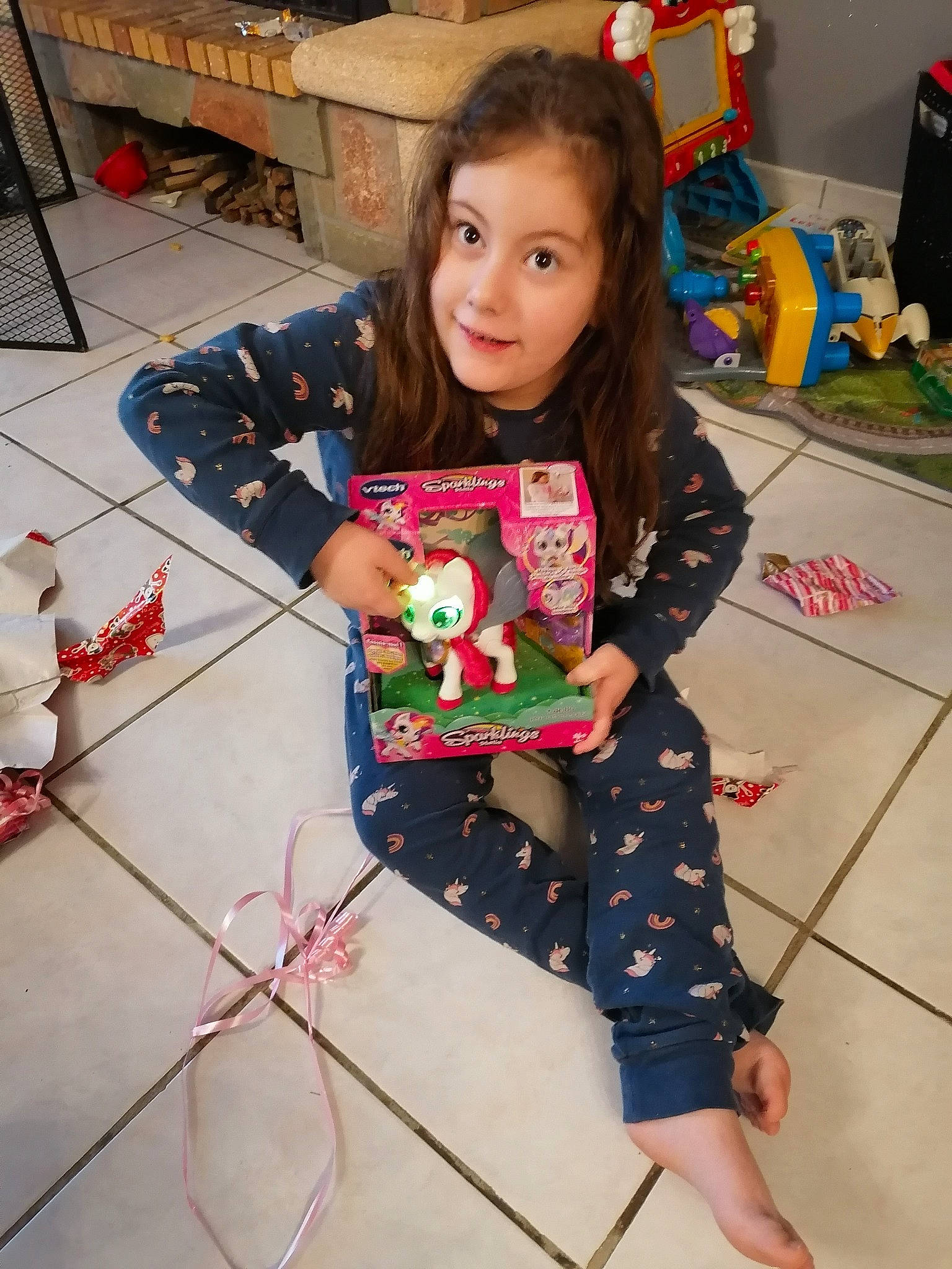 Elysa a rejoint le concours — aidez-le/la à gagner de superbes lots ! carmine, chair, child, event, flooring, fun, hair, holiday, joint, leg, leisure, pajamas, pattern, person, sitting, sleeve, smile, t_shirt, thigh, toddler