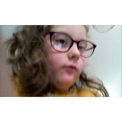 Elysa participe au concours pour gagner de l'argent avec cette photo : brown_hair, ear, eye, eyebrow, eyelash, eyewear, fashion_accessory, font, fur, gesture, glasses, happy, iris, jaw, lip, mouth, nose, person, photo_caption, selfie