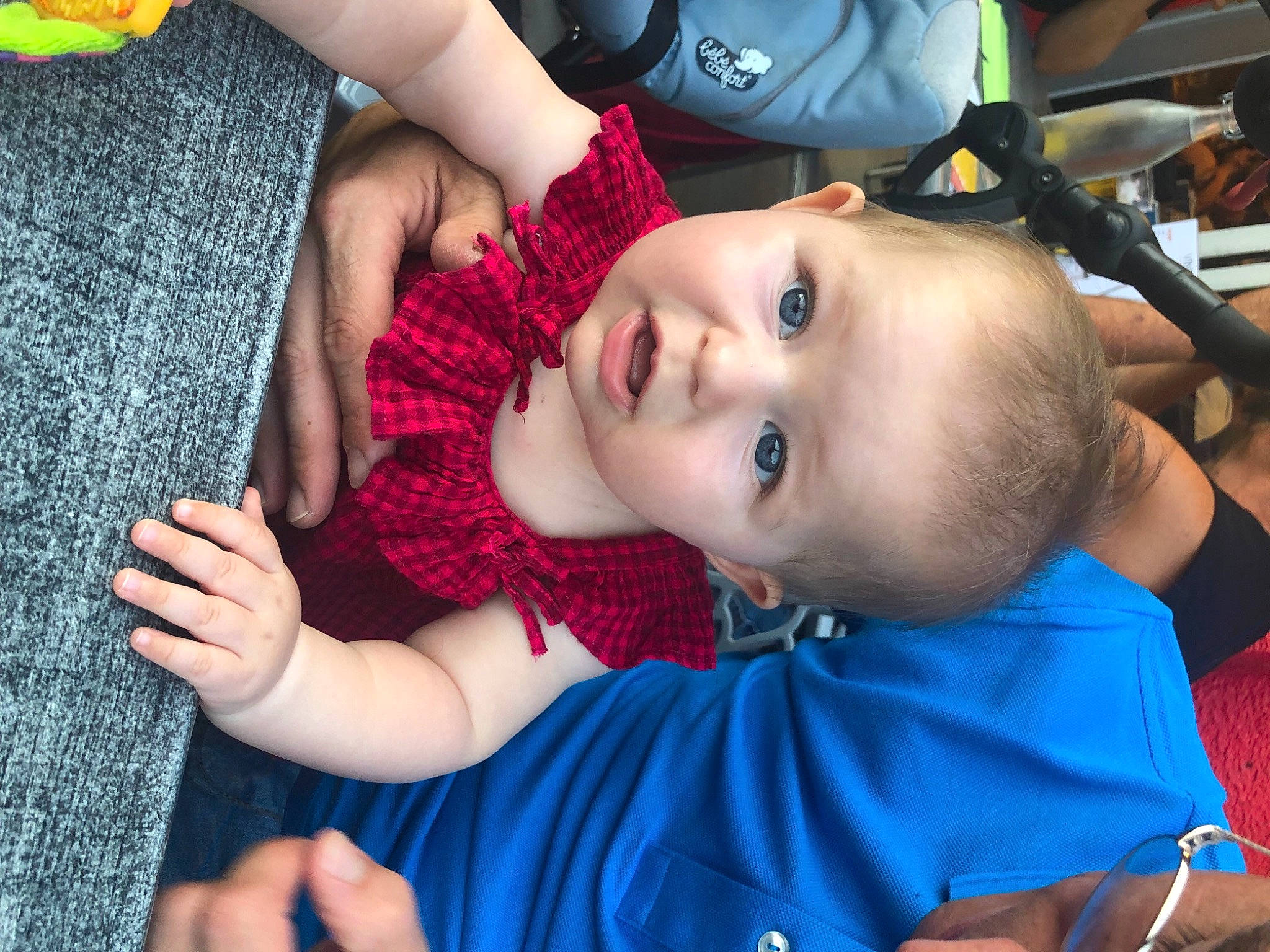 Nina participe au concours pour gagner de l'argent avec cette photo : baby, baby_toddler_clothing, blue, cheek, eye, facial_expression, finger, fun, grass, hairstyle, happy, iris, joint, leisure, lip, mouth, nose, person, shoulder, skin