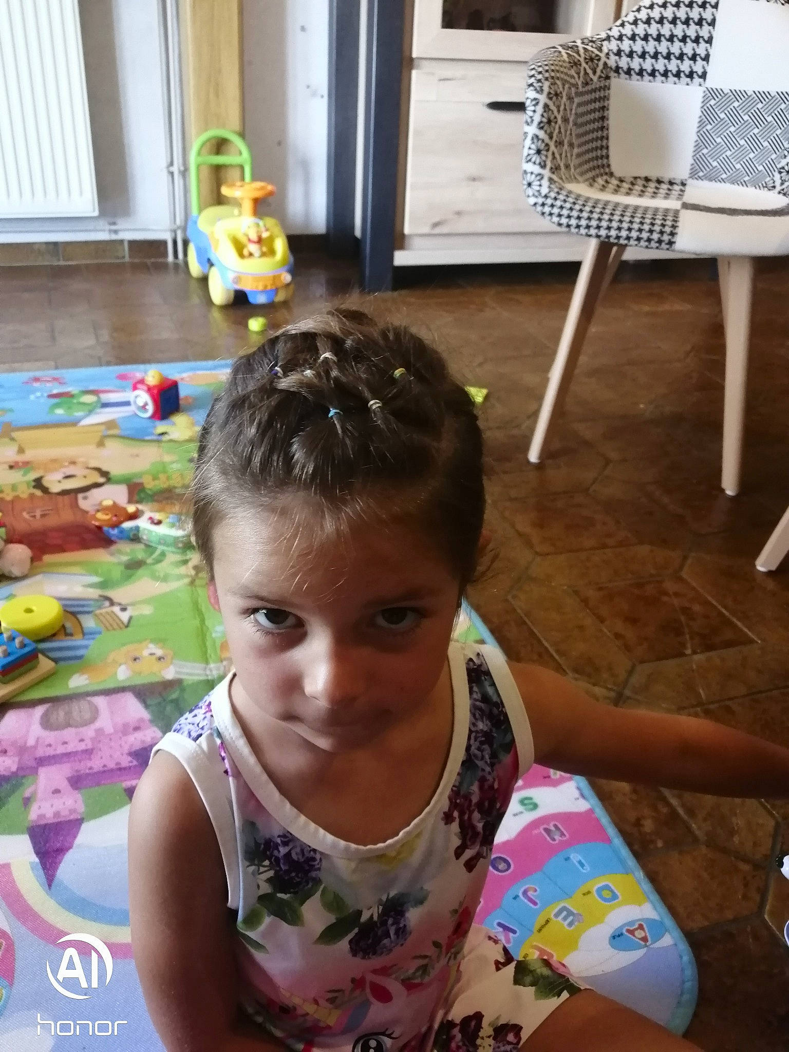 Léonie a rejoint le concours — aidez-le/la à gagner de superbes lots ! baby, chair, child, flooring, fun, green, happy, joy, leisure, mammal, person, photograph, play, room, snapshot, summer, t_shirt, textile, toddler, visual_arts