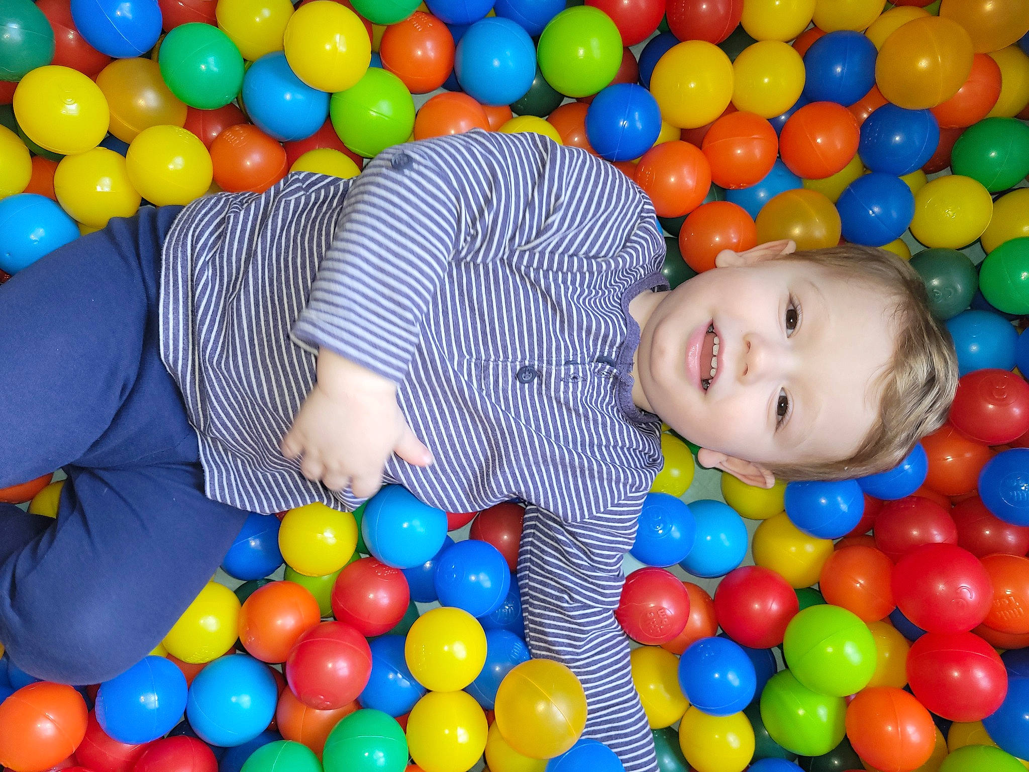 Nolan participe au concours pour gagner de l'argent avec cette photo : baby, ball, ball_pit, balloon, blue, child, electric_blue, event, fun, happy, joy, leisure, party_supply, person, play, product, smile, snapshot, textile, toddler